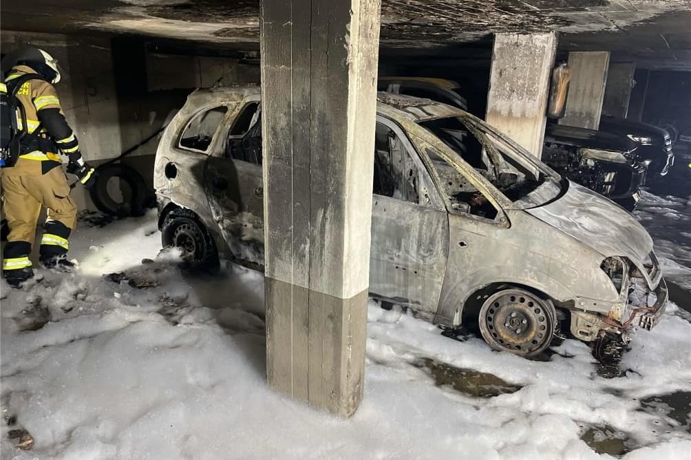 Das Auto nach dem Löschen: Vermutlich ist ein technischer Defekt die Brandursache.