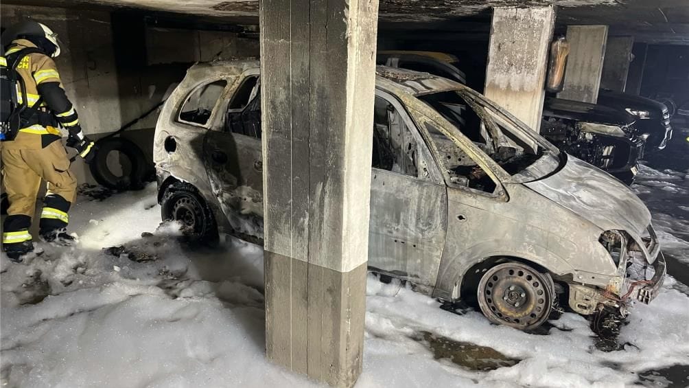Das Auto nach dem Löschen: Vermutlich ist ein technischer Defekt die Brandursache. Das Auto nach dem Löschen: Vermutlich ist ein technischer Defekt die Brandursache.