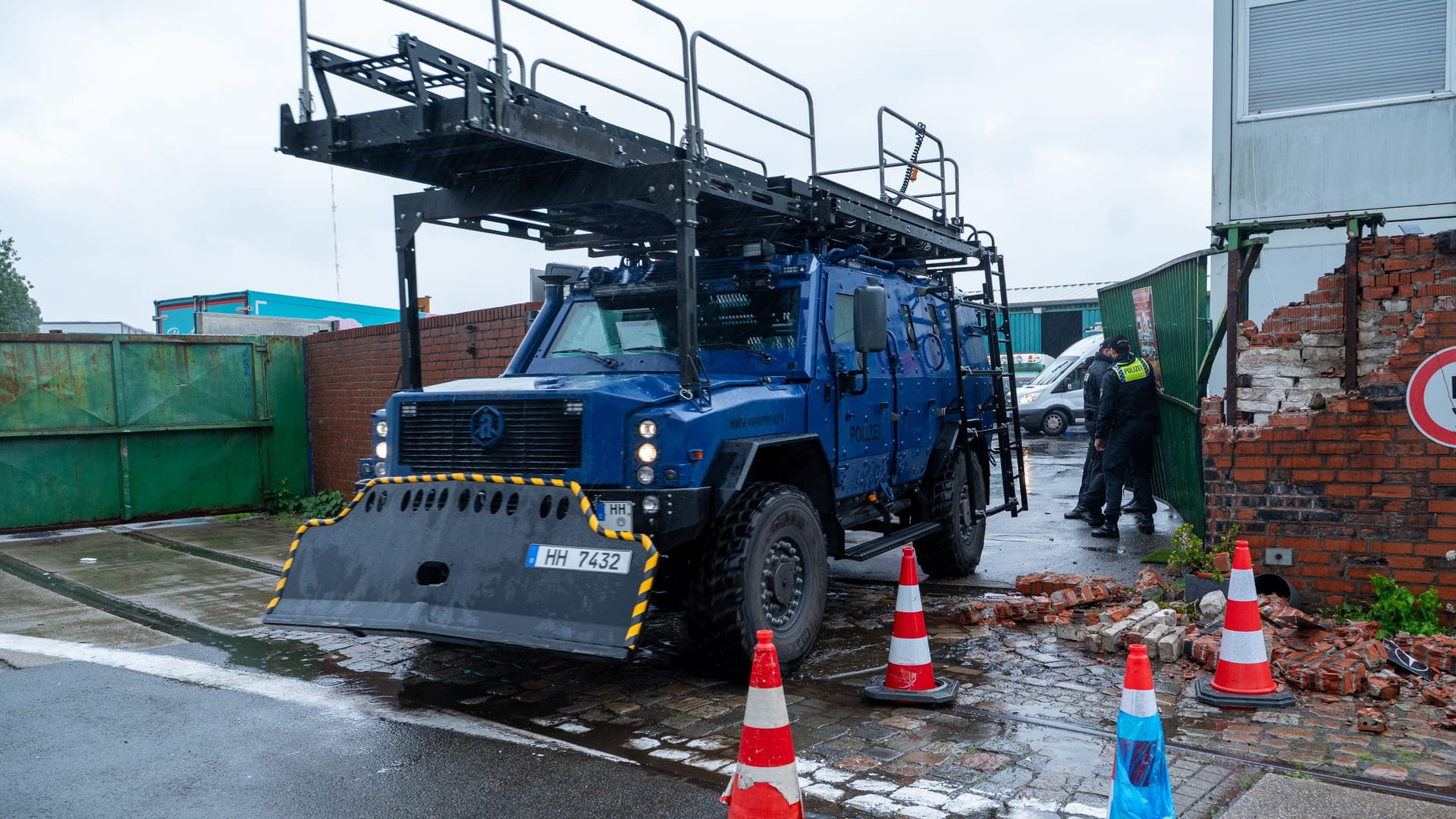 Gepanzertes Spezialfahrzeug "Survivor": Die Polizei rammte das Tor eines Firmengeländes in Hamburg-Billbrook. Gepanzertes Spezialfahrzeug "Survivor": Die Polizei rammte das Tor eines Firmengeländes in Hamburg-Billbrook.