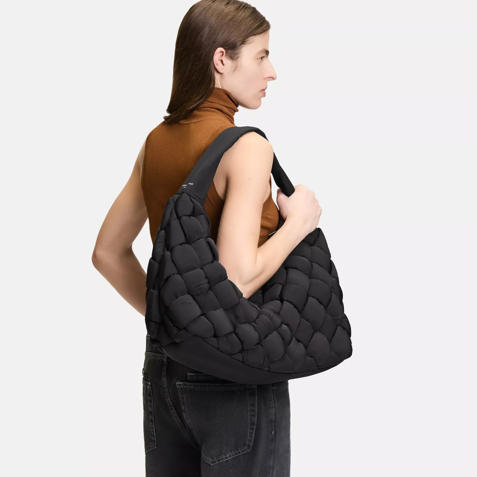 Handtaschen von Liebeskind Berlin: Sichern Sie sich bei verschiedenen Onlineshops bis zu 50 Prozent Rabatt auf Sommer-Styles.