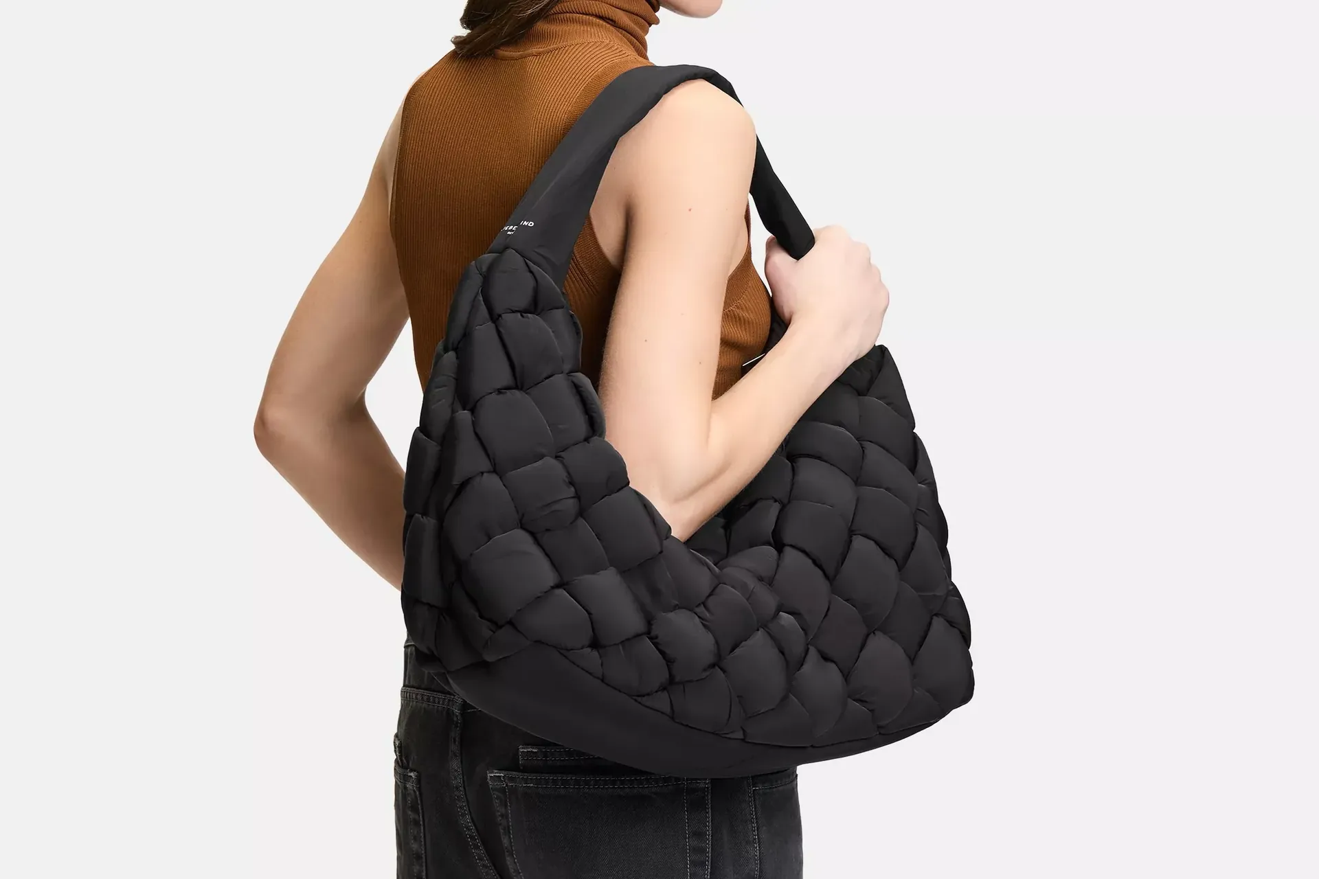 Handtaschen von Liebeskind Berlin: Sichern Sie sich bei verschiedenen Onlineshops bis zu 50 Prozent Rabatt auf Sommer-Styles.