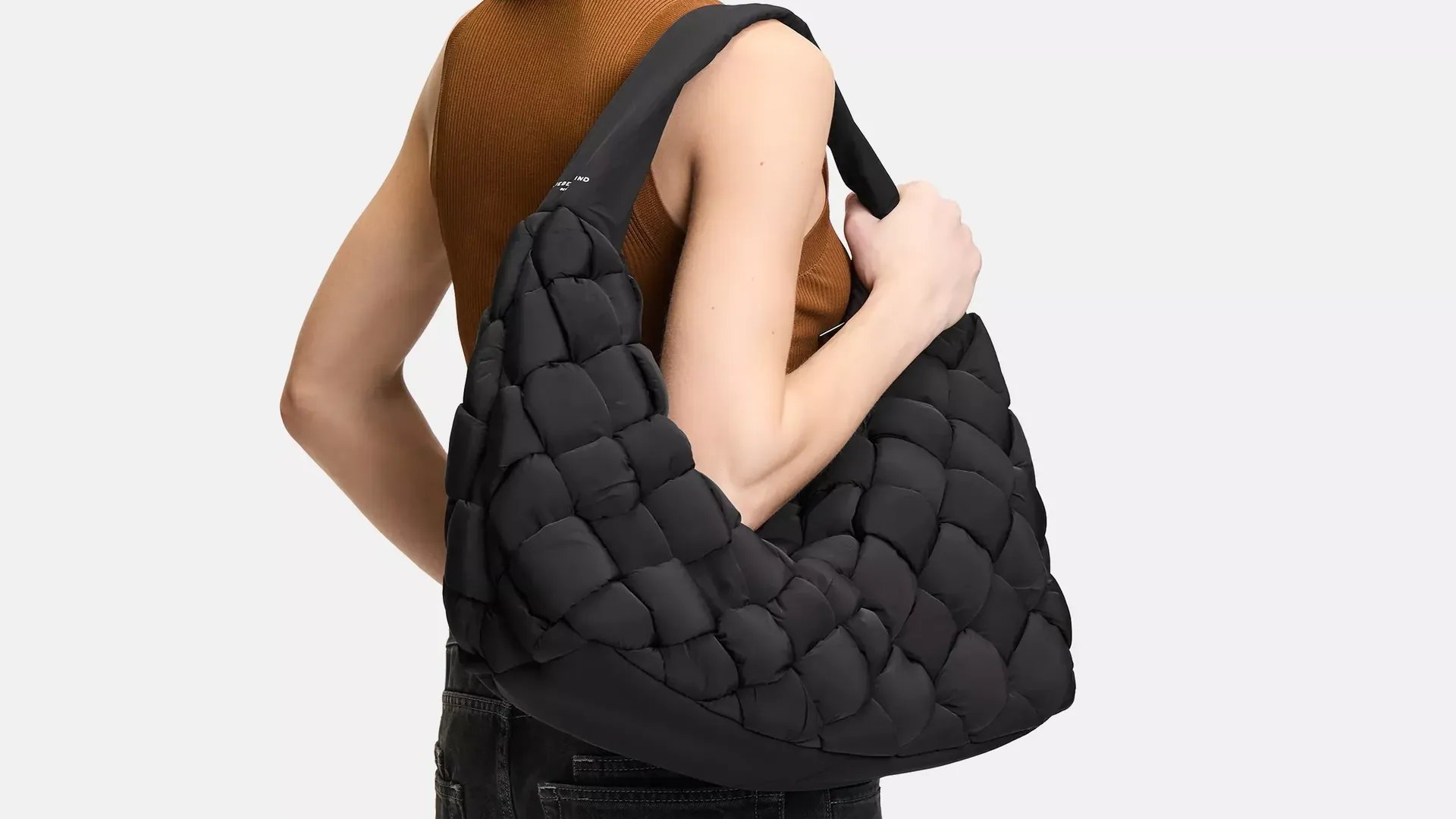 Handtaschen von Liebeskind Berlin: Sichern Sie sich bei verschiedenen Onlineshops bis zu 50 Prozent Rabatt auf Sommer-Styles.