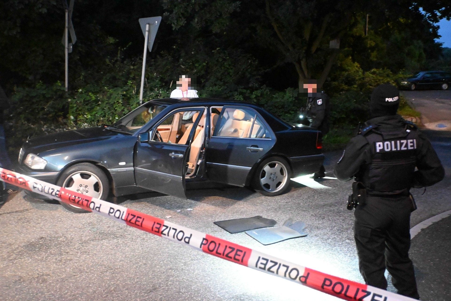 Einsatzkräfte der Hamburger Polizei am Abend mit dem Auto der mutmaßlichen Autodiebe: Die Ermittlungen laufen.