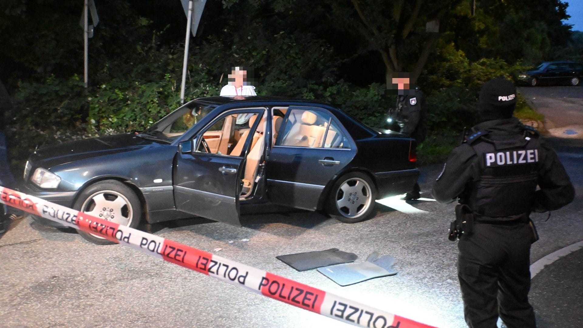 Einsatzkräfte der Hamburger Polizei am Abend mit dem Auto der mutmaßlichen Autodiebe: Die Ermittlungen laufen.