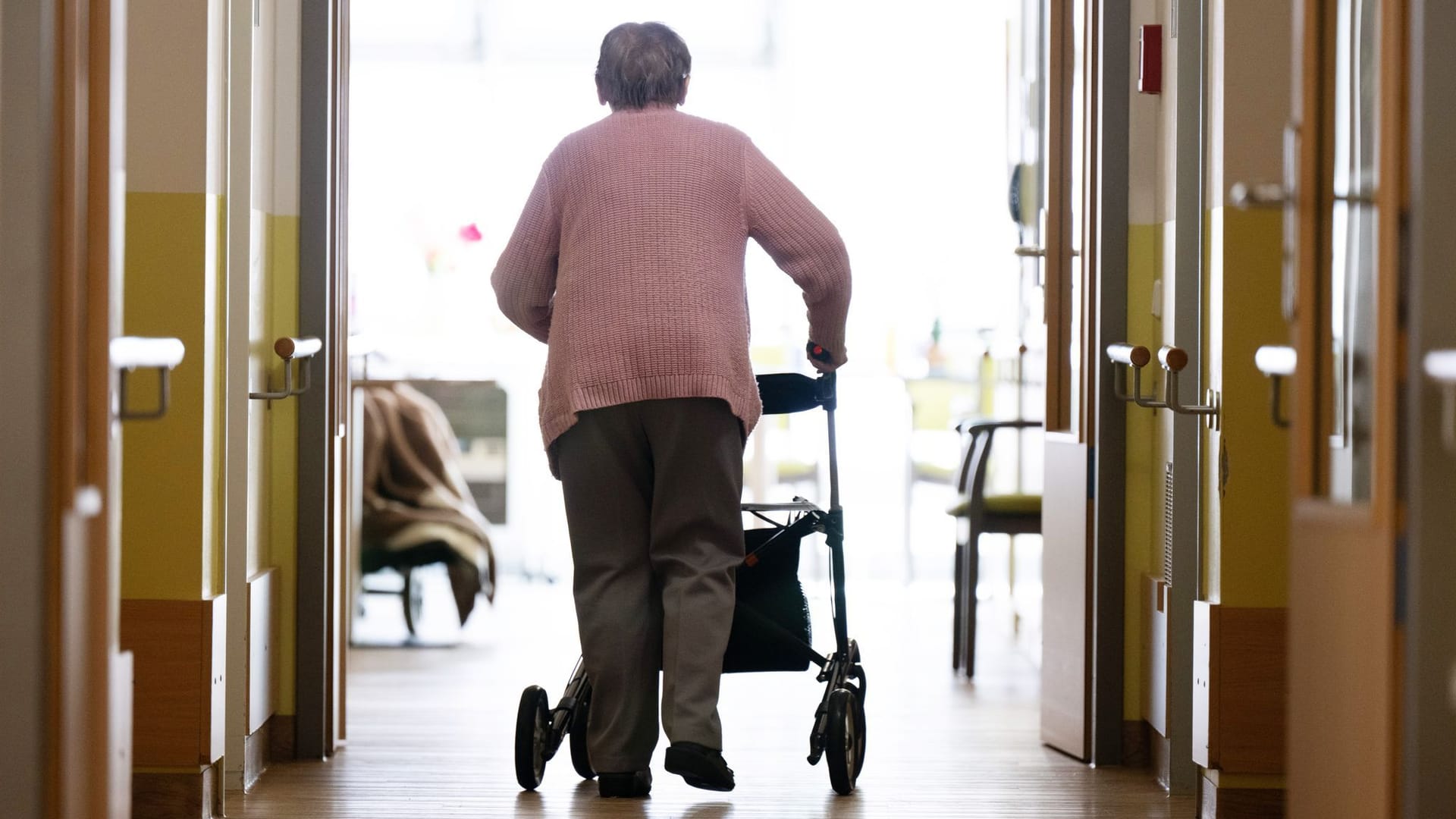 Frau geht mit Rollator in Altenheim (Archivfoto): In Hamburg steigen die Zuzahlungen für Pflegeheime deutlich. Frau geht mit Rollator in Altenheim (Archivfoto): In Hamburg steigen die Zuzahlungen für Pflegeheime deutlich.