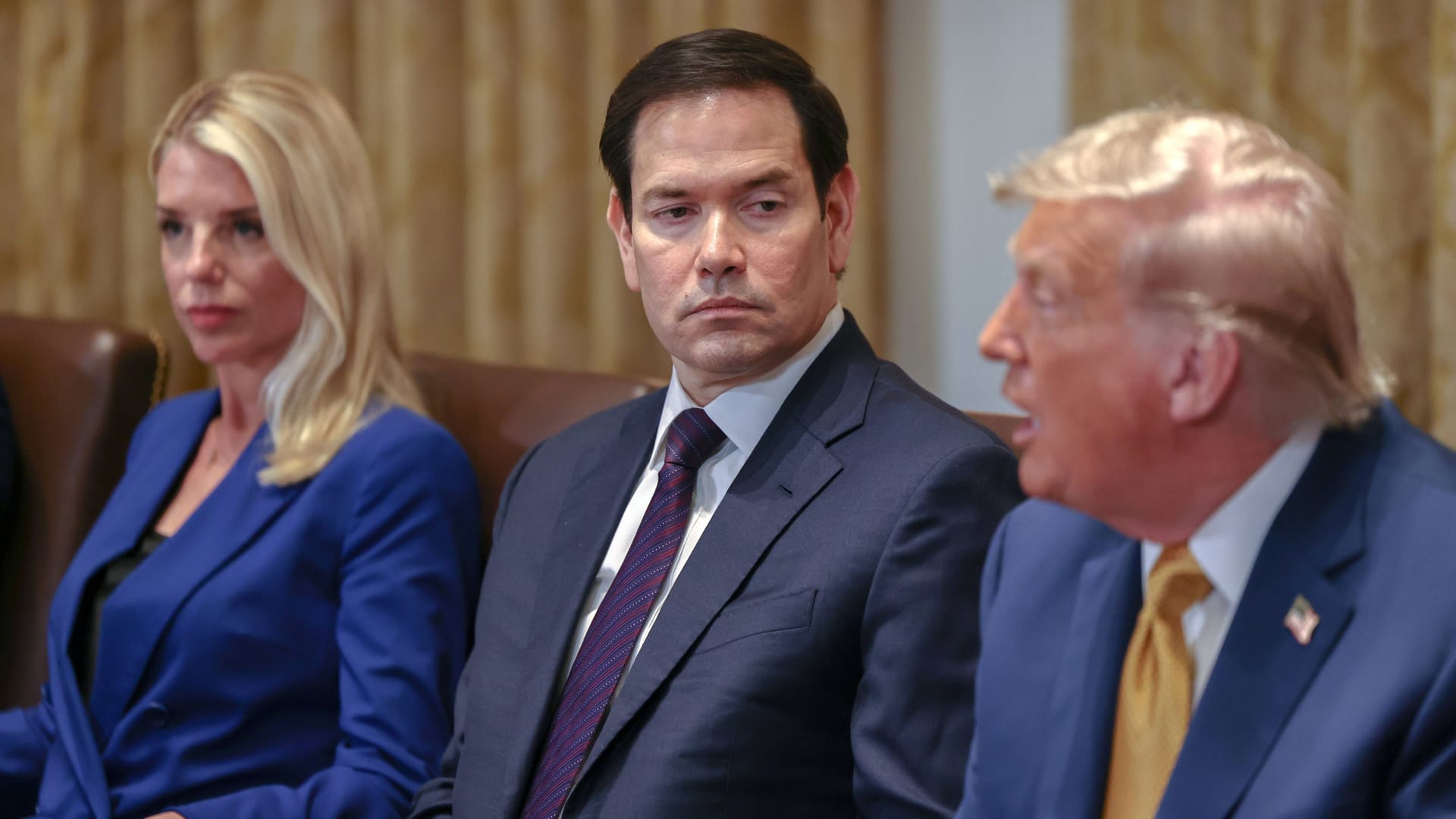 Trump mit seinen Ministern: Insbesondere Justizministerin Pam Bondi (l.) steht für ihre widersprüchlichen Aussagen in der Kritik.