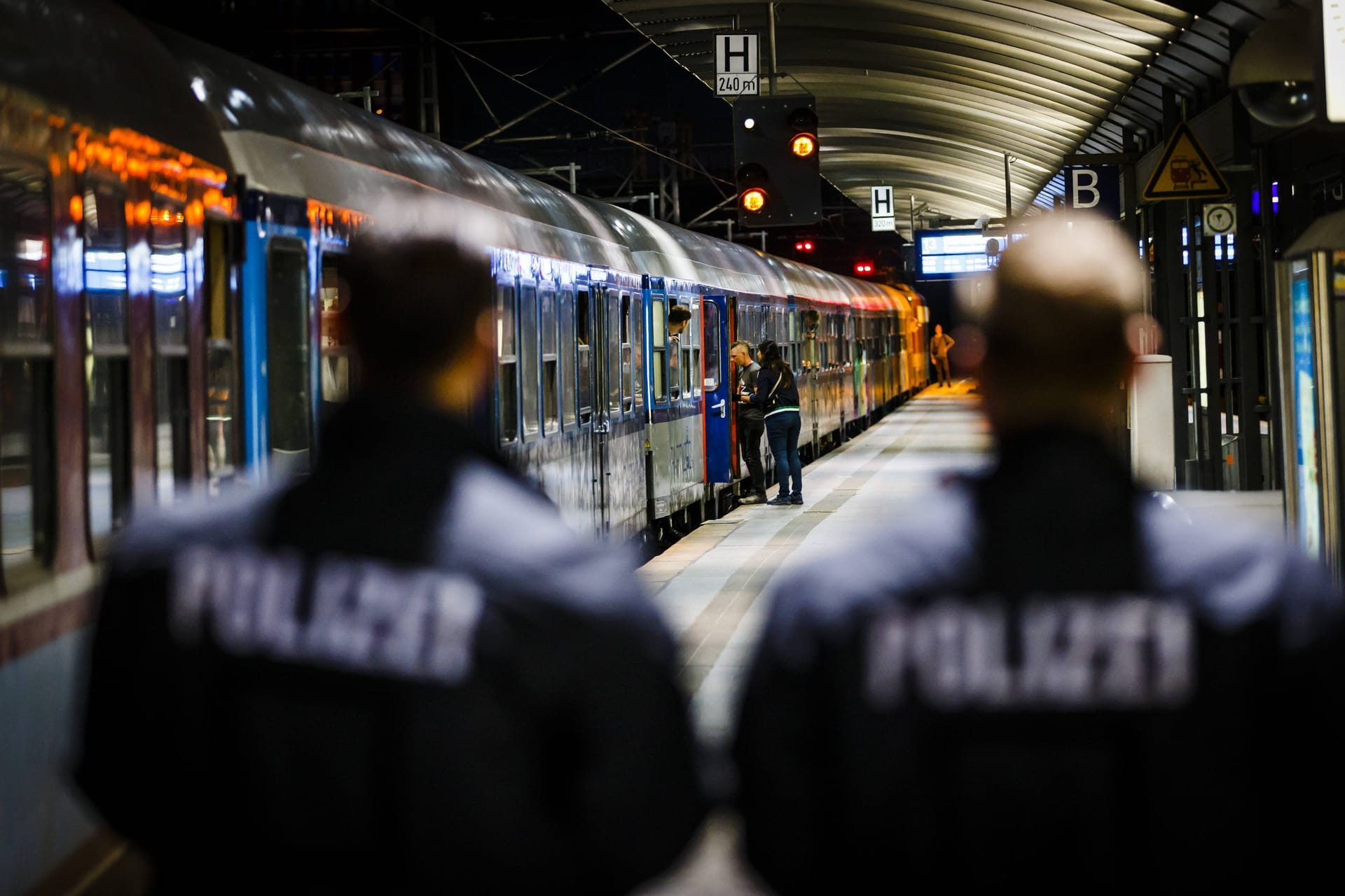 Zwei Polizisten patrouillieren an einem Bahnhof (Symbolbild).