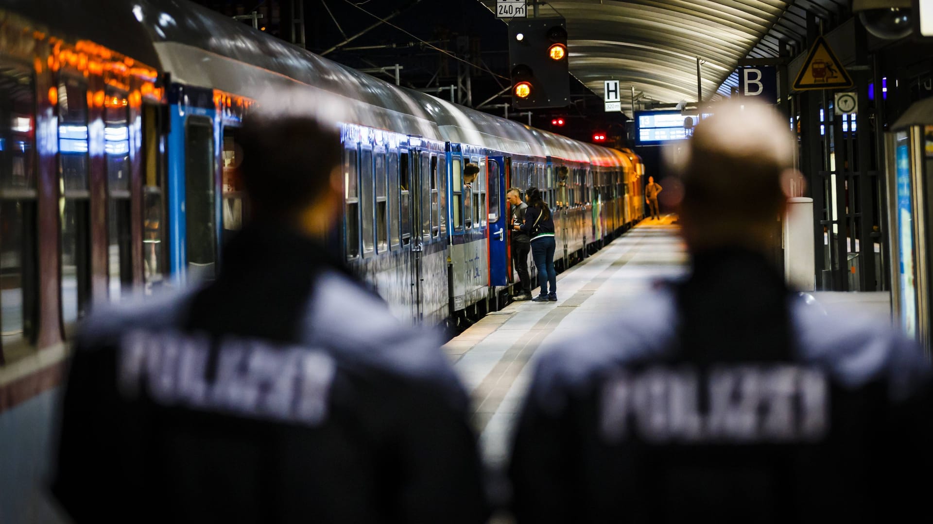 Zwei Polizisten patrouillieren an einem Bahnhof (Symbolbild). Zwei Polizisten patrouillieren an einem Bahnhof (Symbolbild).
