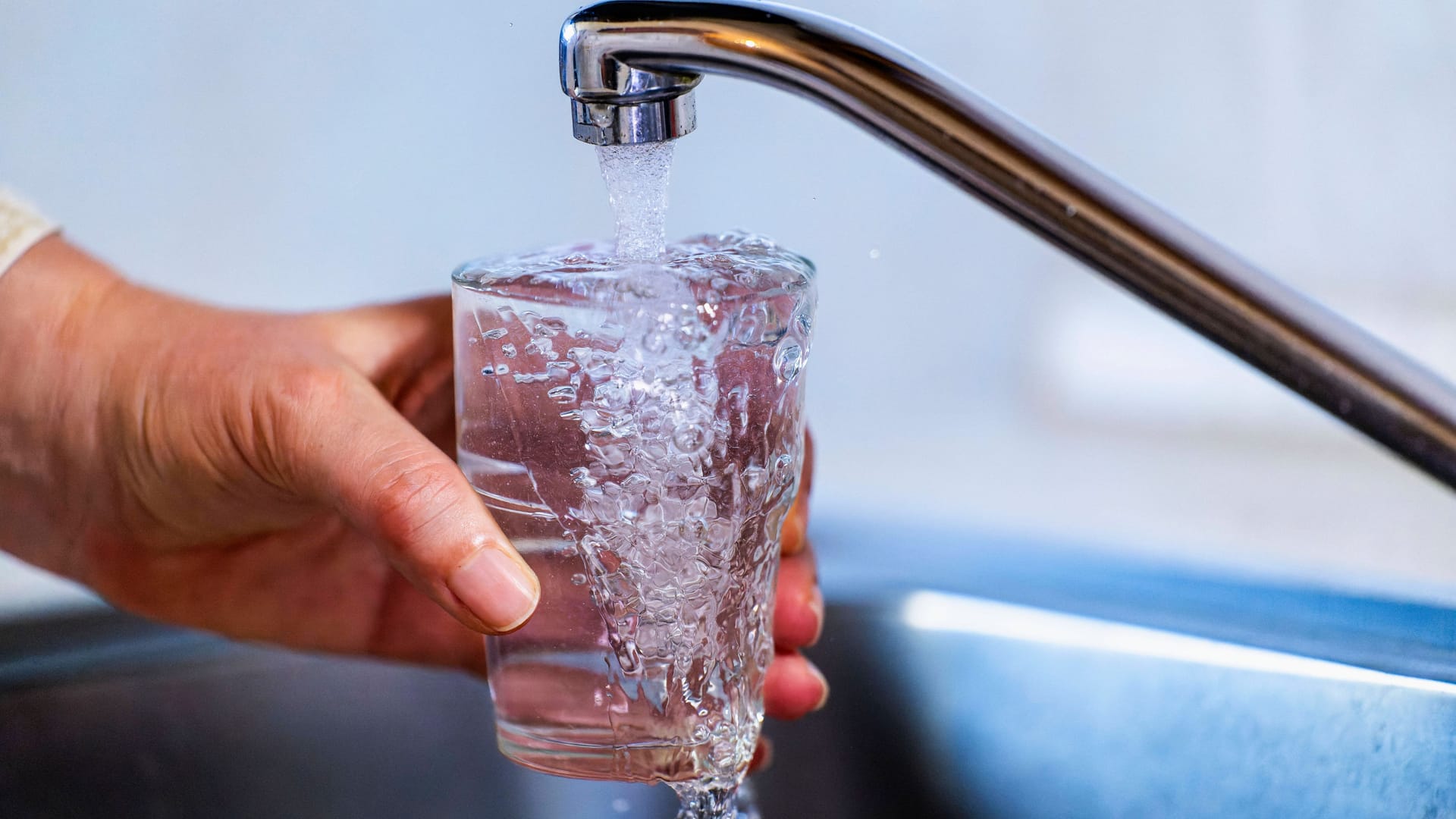 Trinkwasser läuft aus einem Wasserhahn (Symbolbild): Die Stadtwerke Barsinghausen haben eine neue Anlage in Betrieb genommen.
