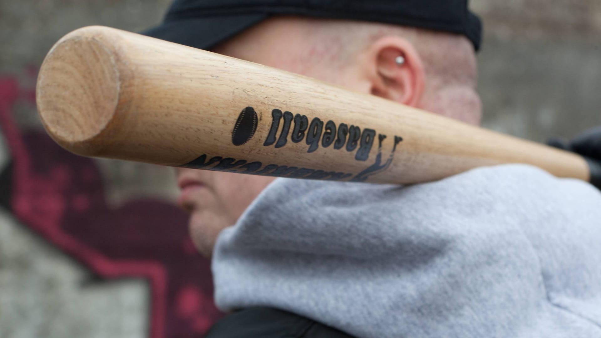 Ein Mann hält einen Baseballschläger (Symbolbild): In Syke hat eine Gruppe am Samstag ein Eiscafé überfallen. Ein Mann hält einen Baseballschläger (Symbolbild): In Syke hat eine Gruppe am Samstag ein Eiscafé überfallen.
