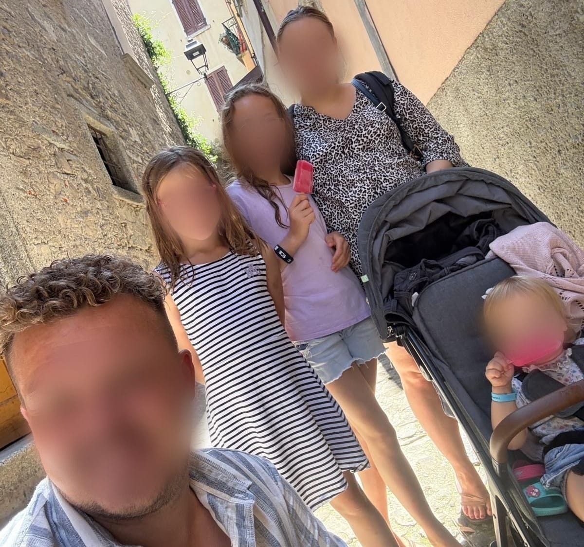 Rebeccas Familie: Eine Tante des Mädchens hat im Internet eine Spendenkampagne organisiert, damit die trauernden Eltern die Kosten für die Überführung der kleinen Leiche nach Deutschland und für eine würdige Beisetzung stemmen können.