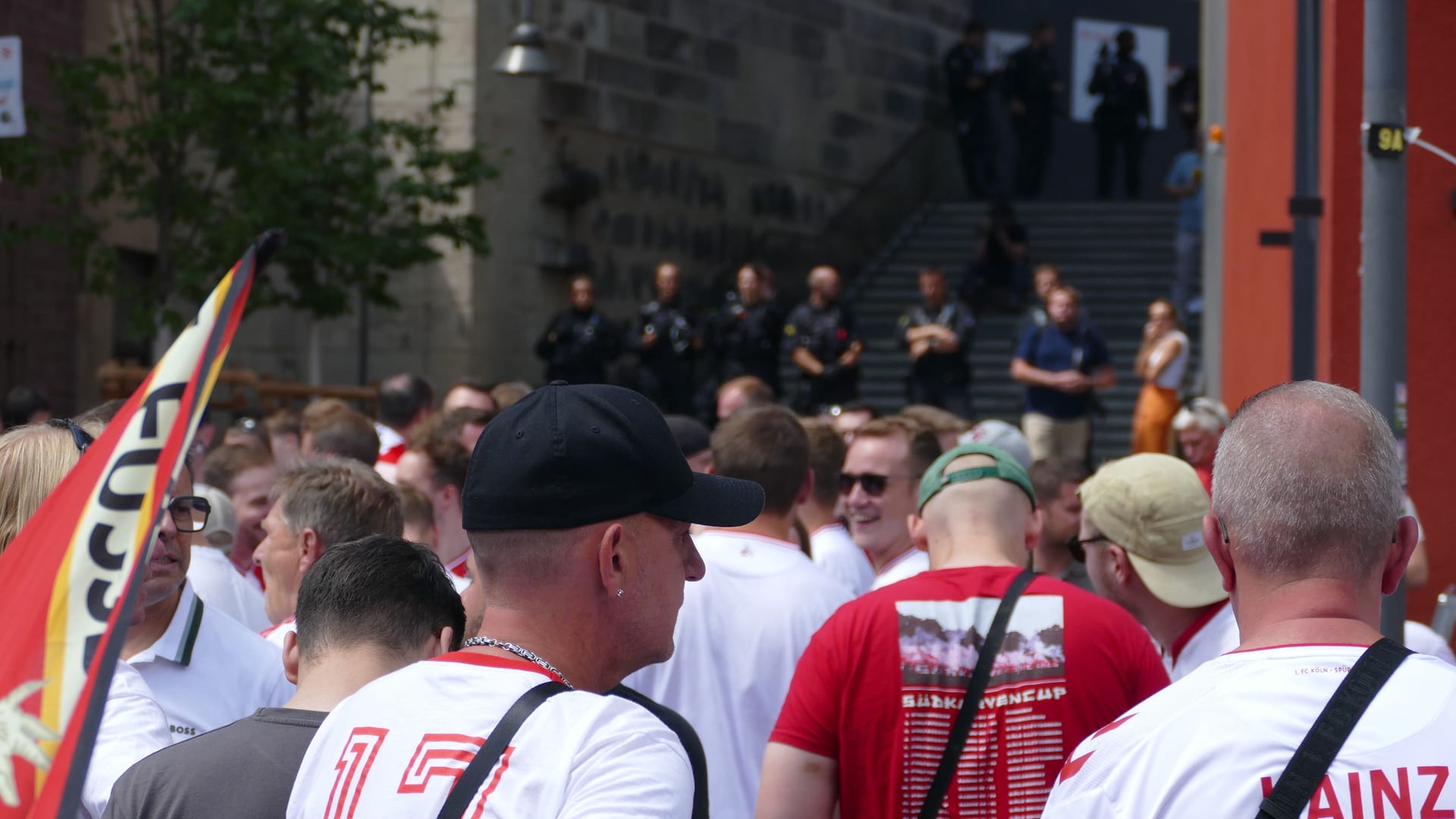 Protest vor dem Rathaus: Auslöser für den Zorn der FC-Fans und auch der Geschäftsführung ist ein Antrag der Ratsgruppe "Klima Freunde & Gut".