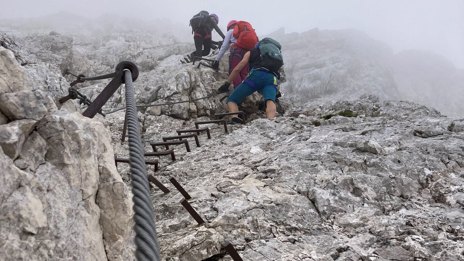 Bergsteiger am Klettersteig