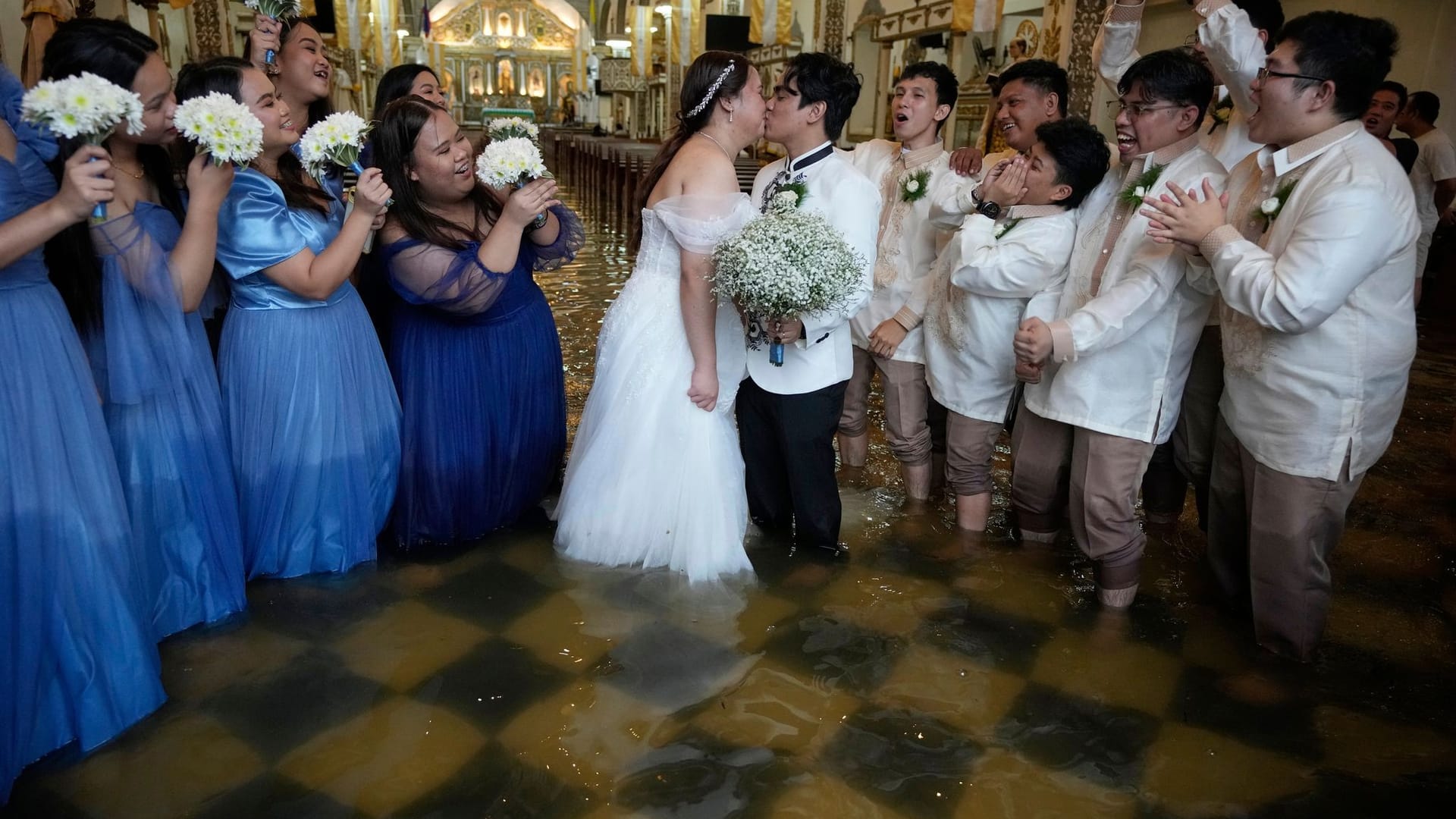 Hochzeit in überfluteter Kirche auf den Philippinen
