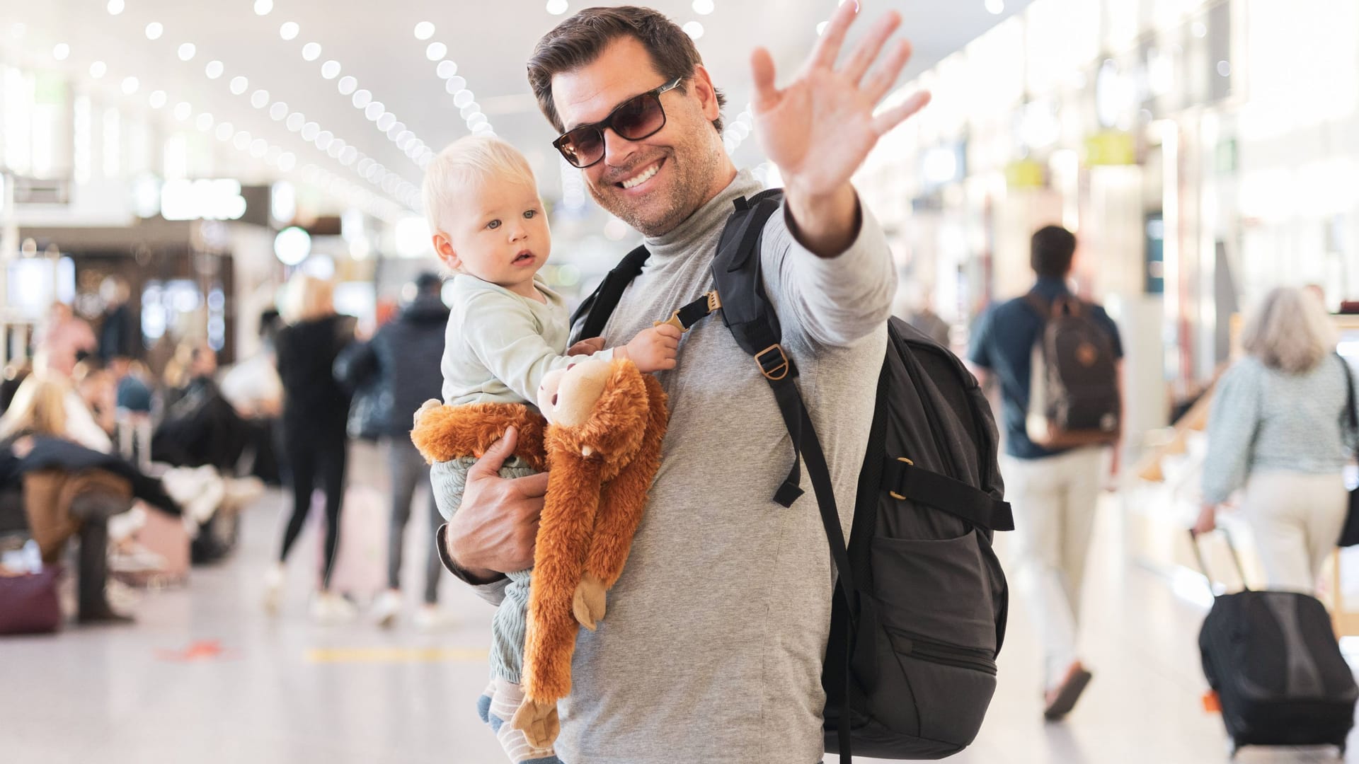 Am Flughafen: Wenn in Deutschland die Sommerferien beginnen, startet die Hauptreisezeit des Jahres.