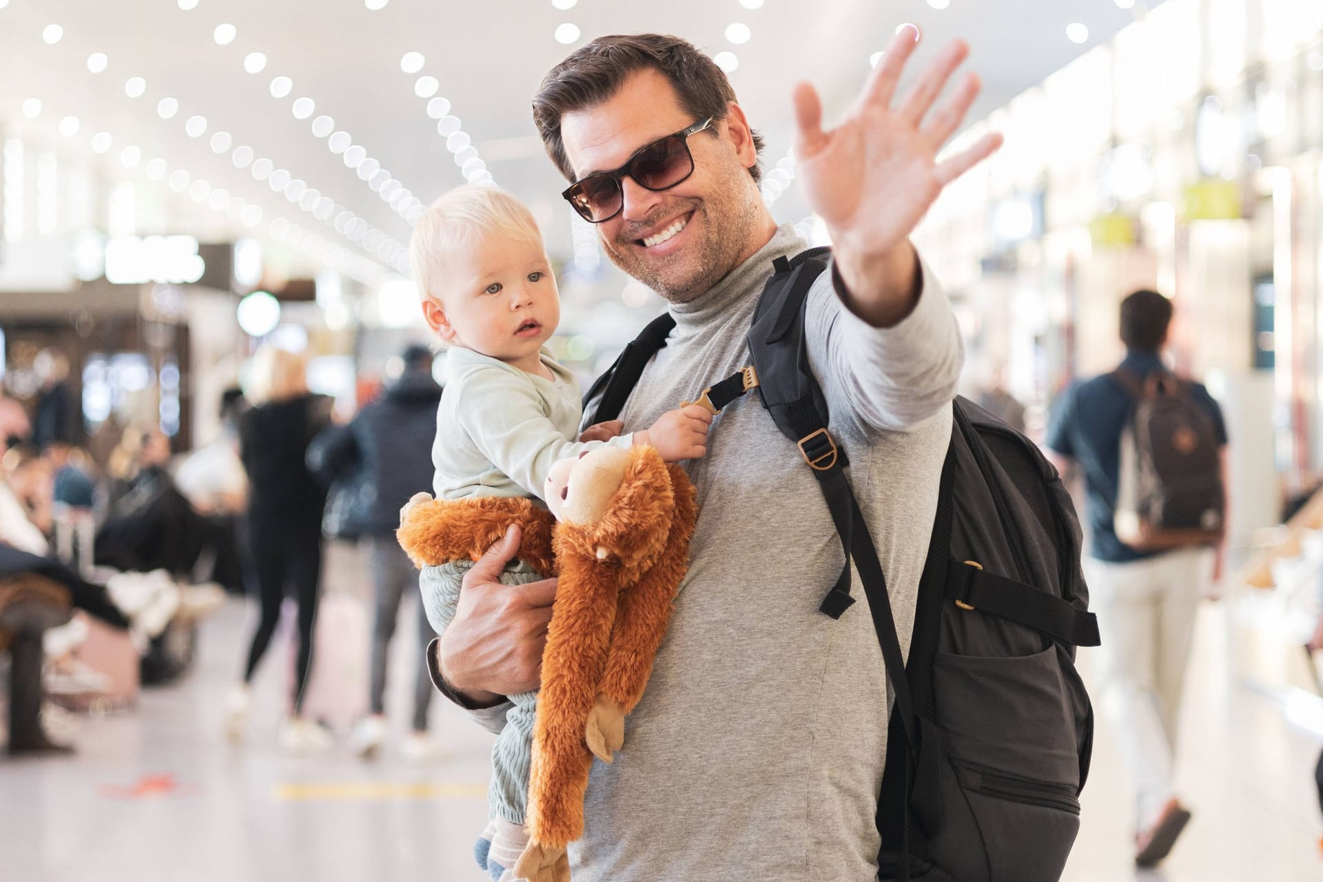 Am Flughafen: Wenn in Deutschland die Sommerferien beginnen, startet die Hauptreisezeit des Jahres.