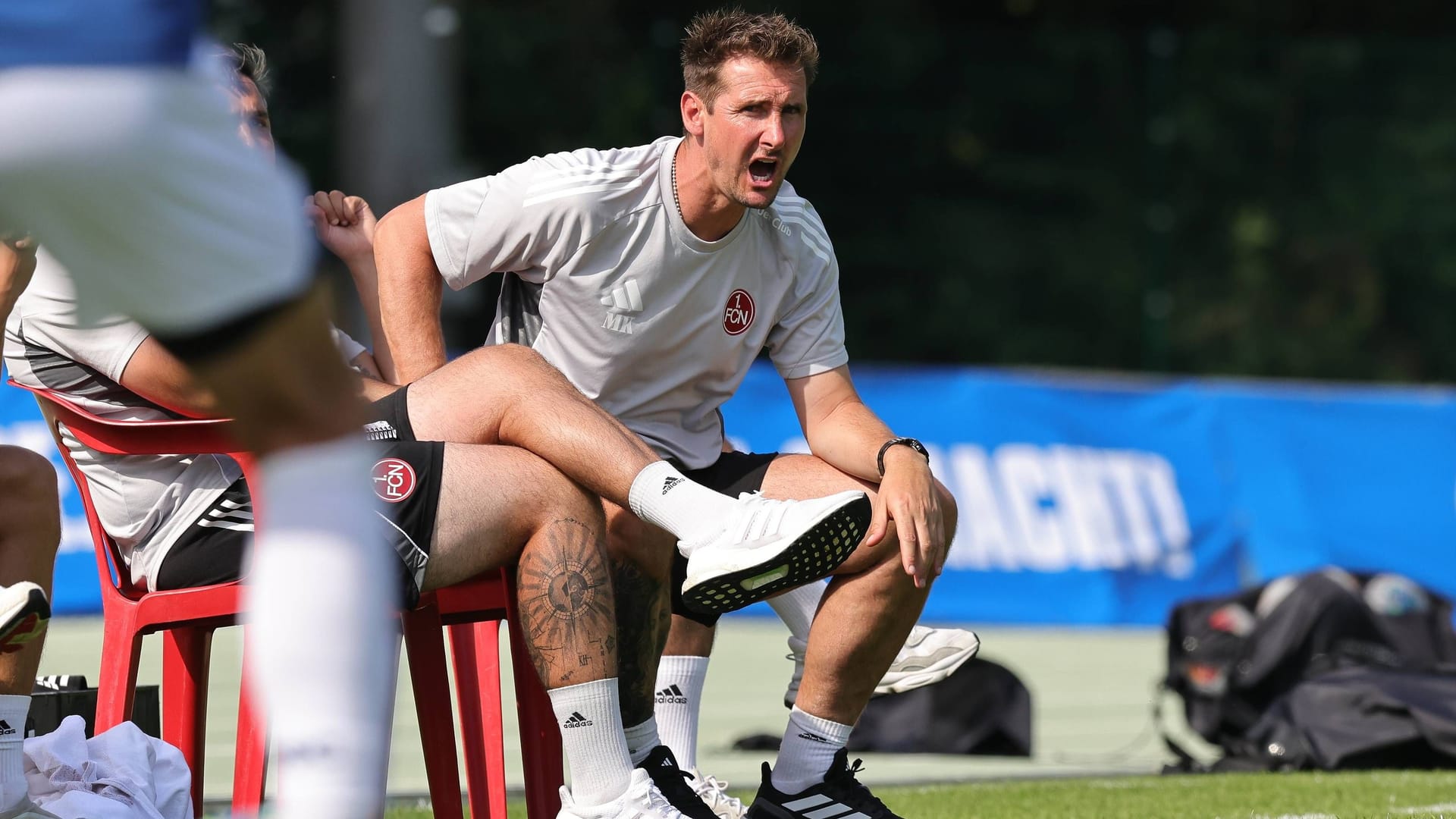 Miroslav Klose beim Testspiel gegen Bielefeld: Dem Coach bleibt nicht mehr viel Zeit, sein Team in Bestform zu bekommen.
