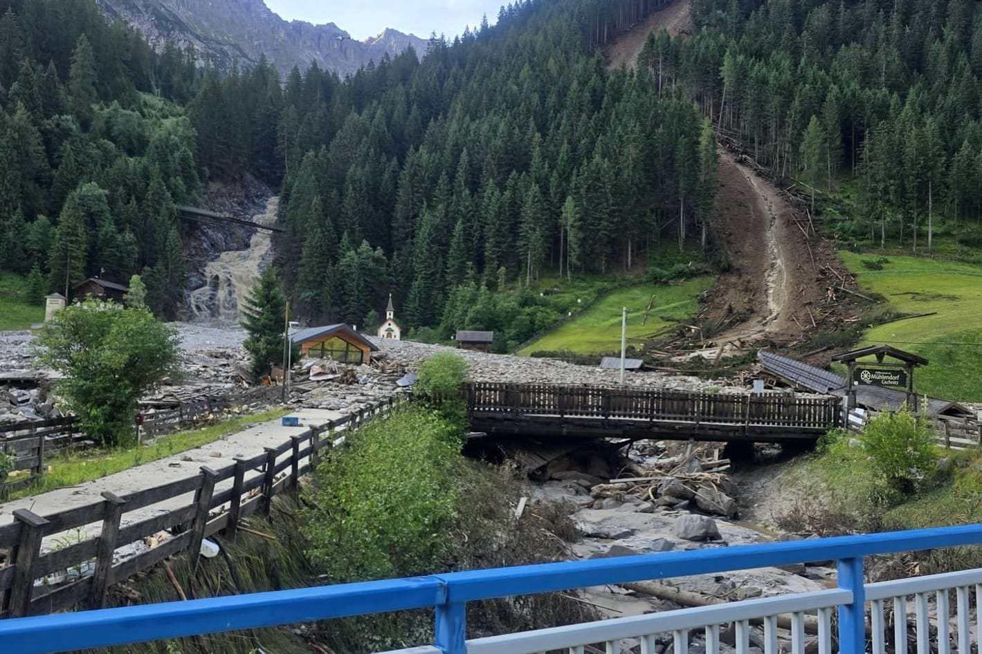 Die Situation im Gschnitztal: Dutzende Menschen mussten aus Berghütten evakuiert werden.