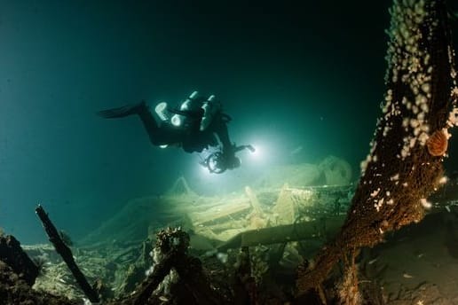 Ein Taucher schwimmt über Wrackteile: Die HMS Nottingham soll rund 70 Seemeilen vor der britischen Küste liegen.