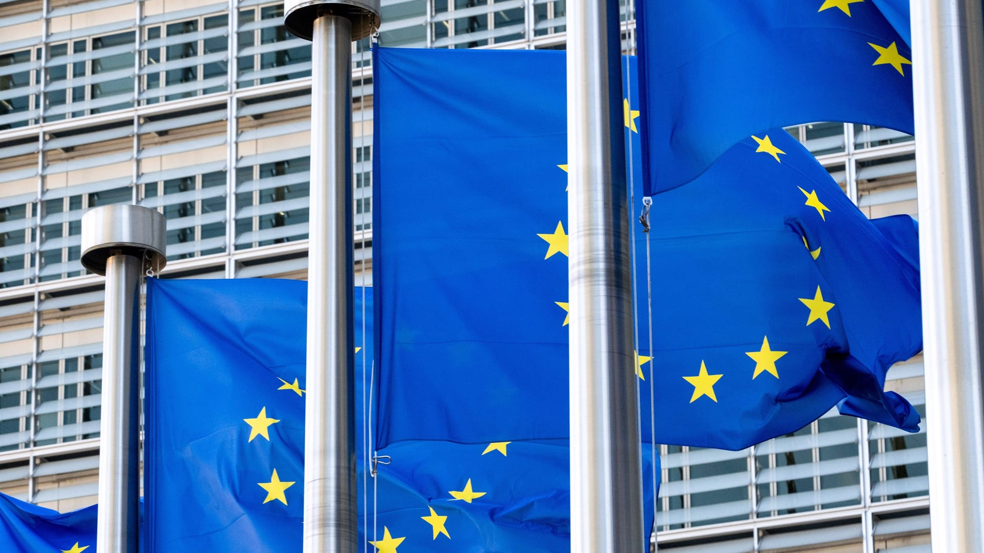 EU-Flaggen vor der Europäischen Kommission (Symbolbild): Ein Großteil der Kosten ist mit der Zusage gedeckt. EU-Flaggen vor der Europäischen Kommission (Symbolbild): Ein Großteil der Kosten ist mit der Zusage gedeckt.