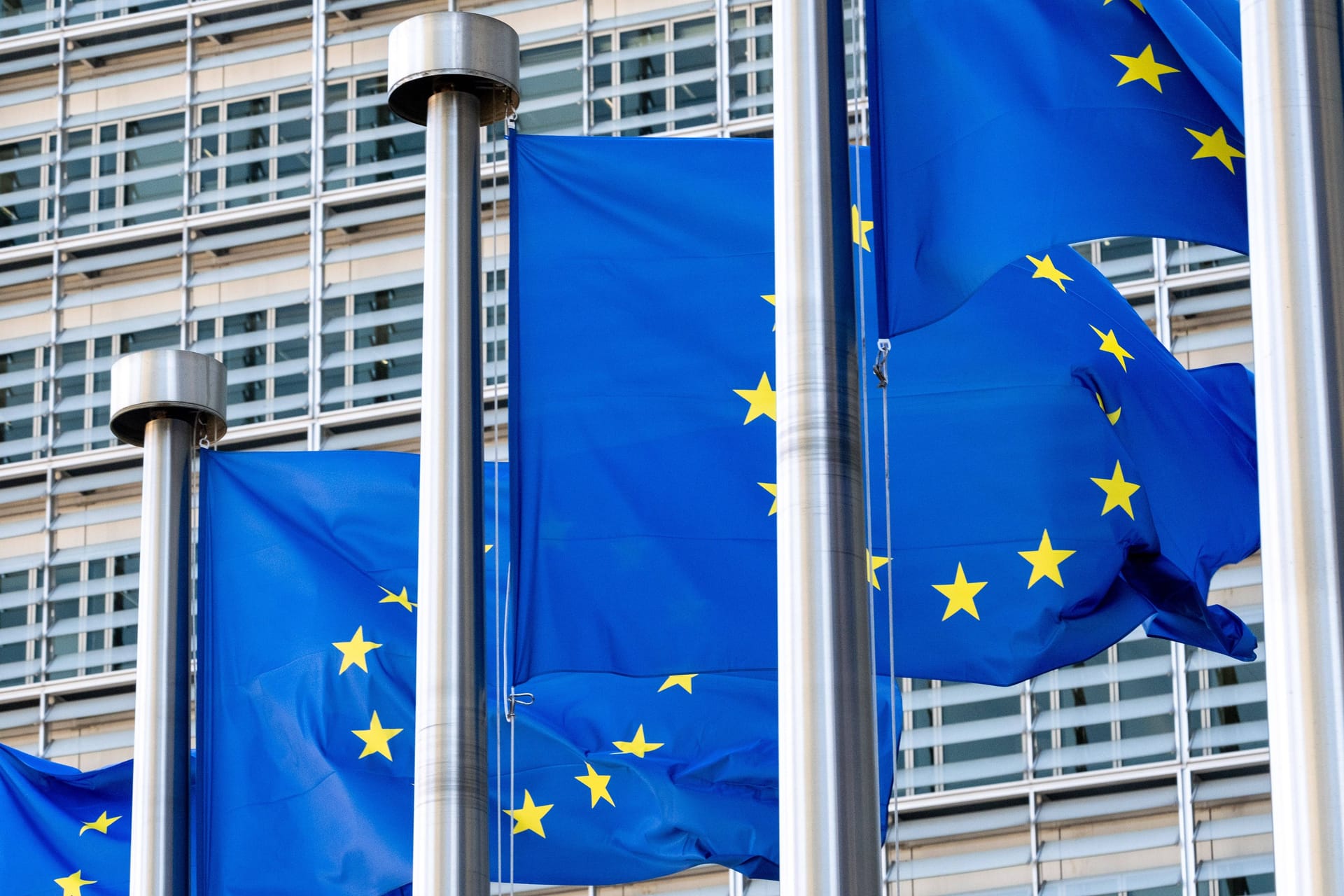 EU-Flaggen vor der Europäischen Kommission (Symbolbild): Ein Großteil der Kosten ist mit der Zusage gedeckt.