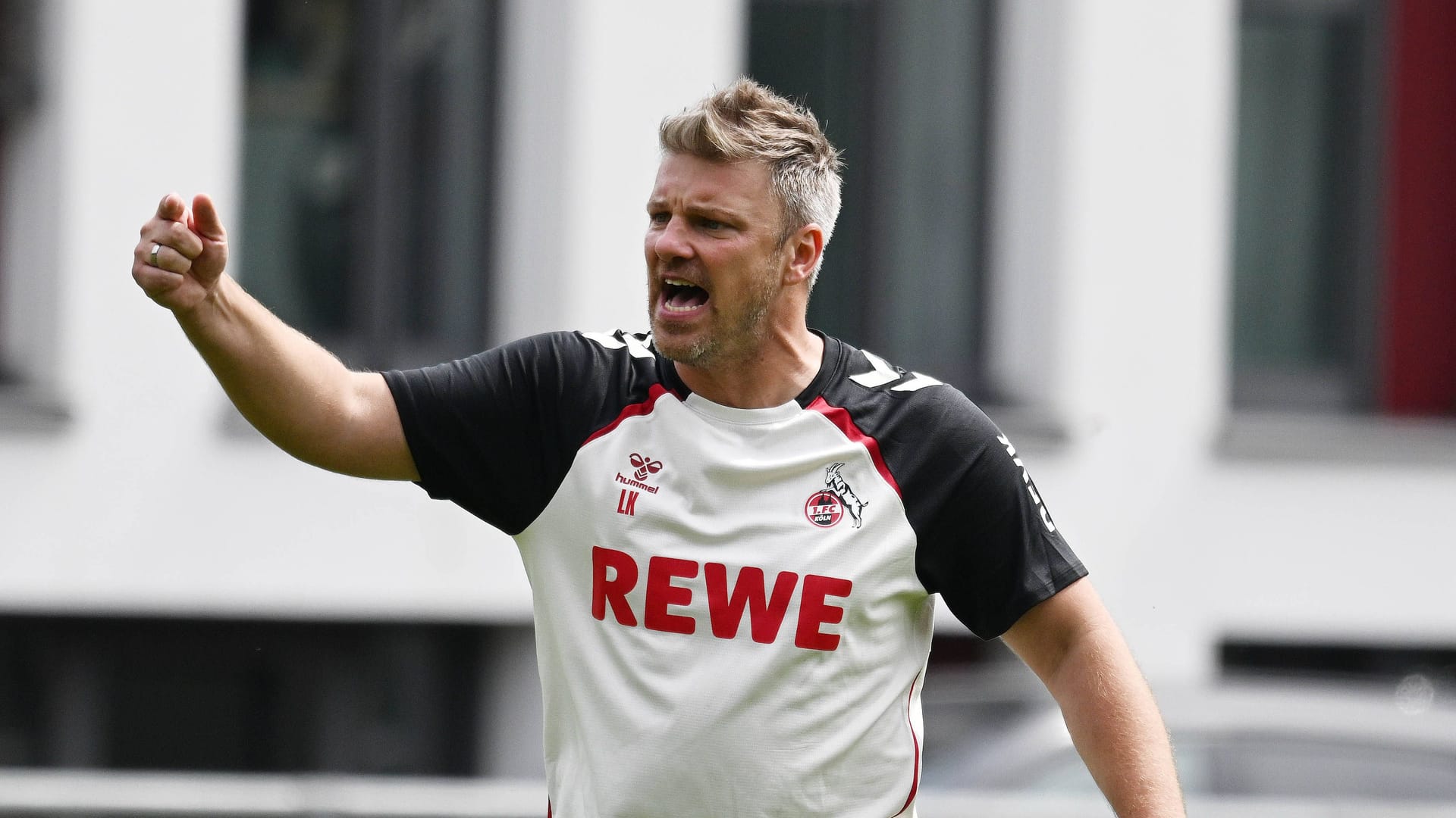 Lukas Kwasniok während einer Trainingseinheit am Geißbockheim (Archivfoto): Nach dem Unentschieden gegen Fortuna ist der Trainer unzufrieden.