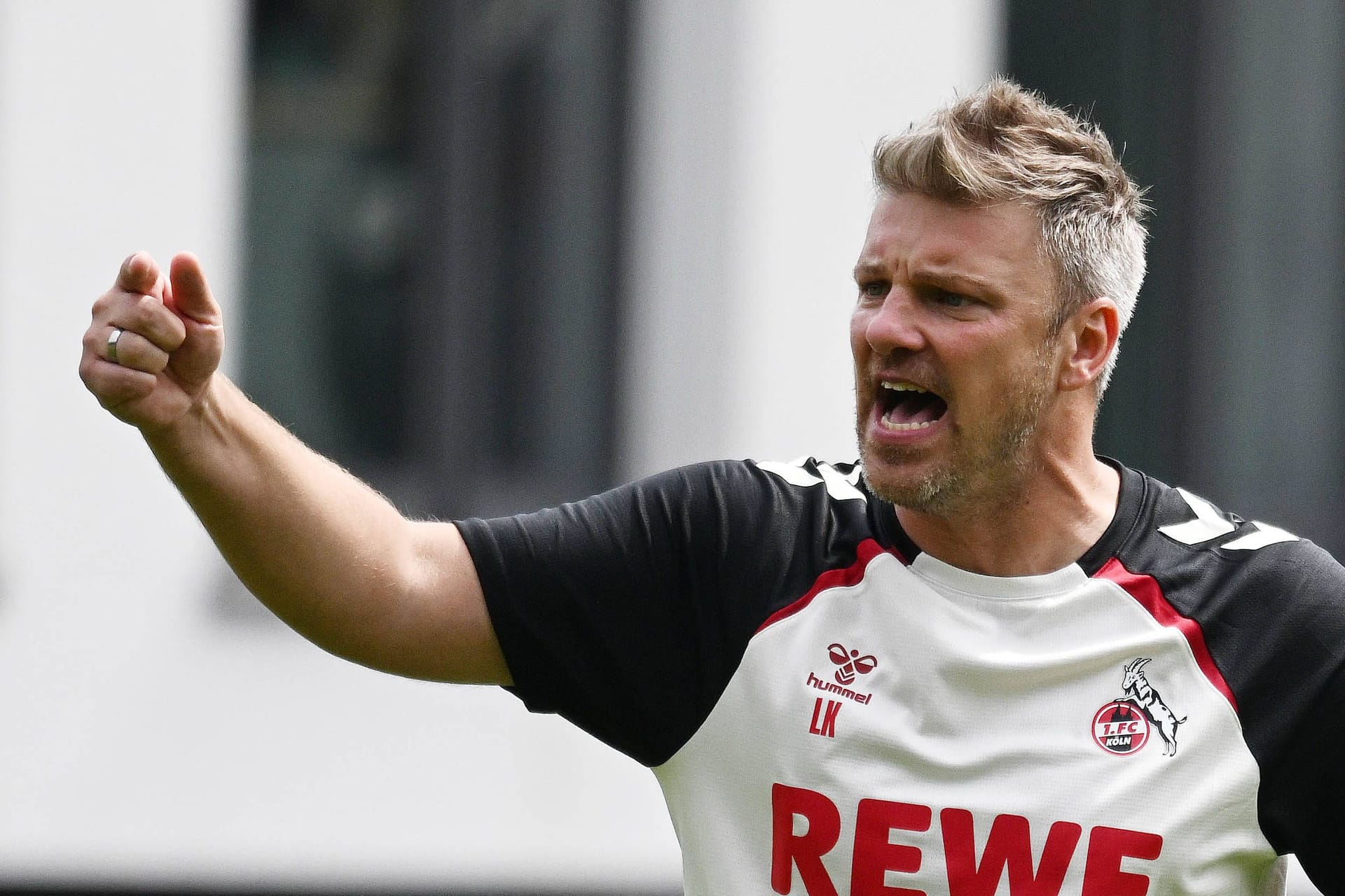 Lukas Kwasniok während einer Trainingseinheit am Geißbockheim (Archivfoto): Nach dem Unentschieden gegen Fortuna ist der Trainer unzufrieden.