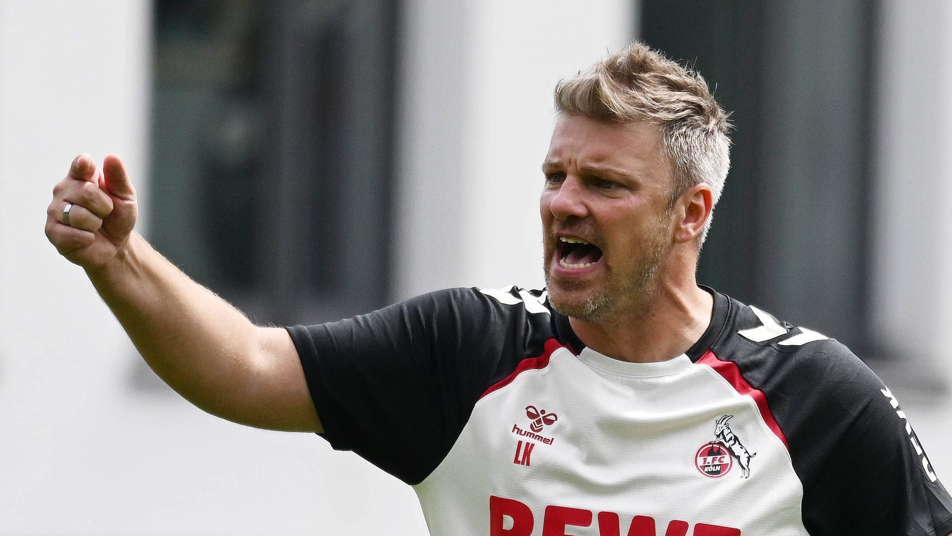 Lukas Kwasniok während einer Trainingseinheit am Geißbockheim (Archivfoto): Nach dem Unentschieden gegen Fortuna ist der Trainer unzufrieden.
