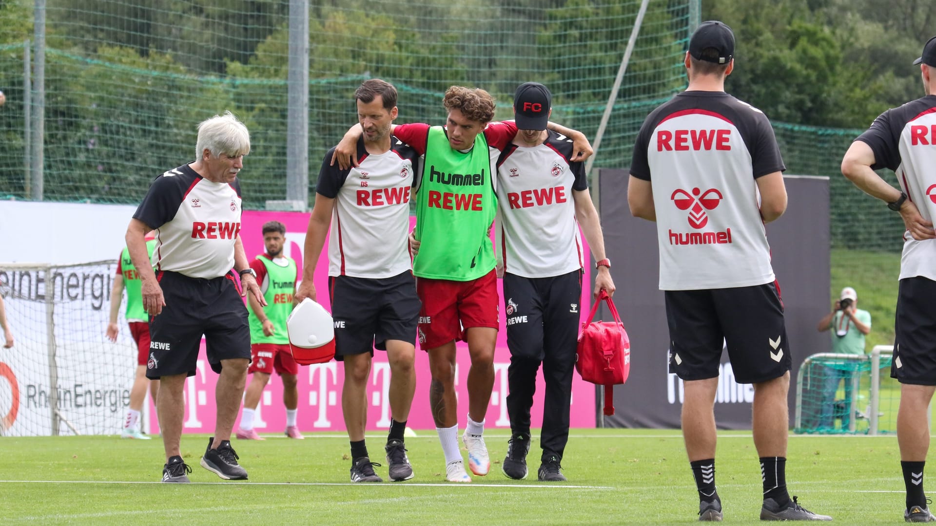 Julian Pauli verletzt sich im Training und wird vom Feld geführt. Julian Pauli verletzt sich im Training und wird vom Feld geführt.
