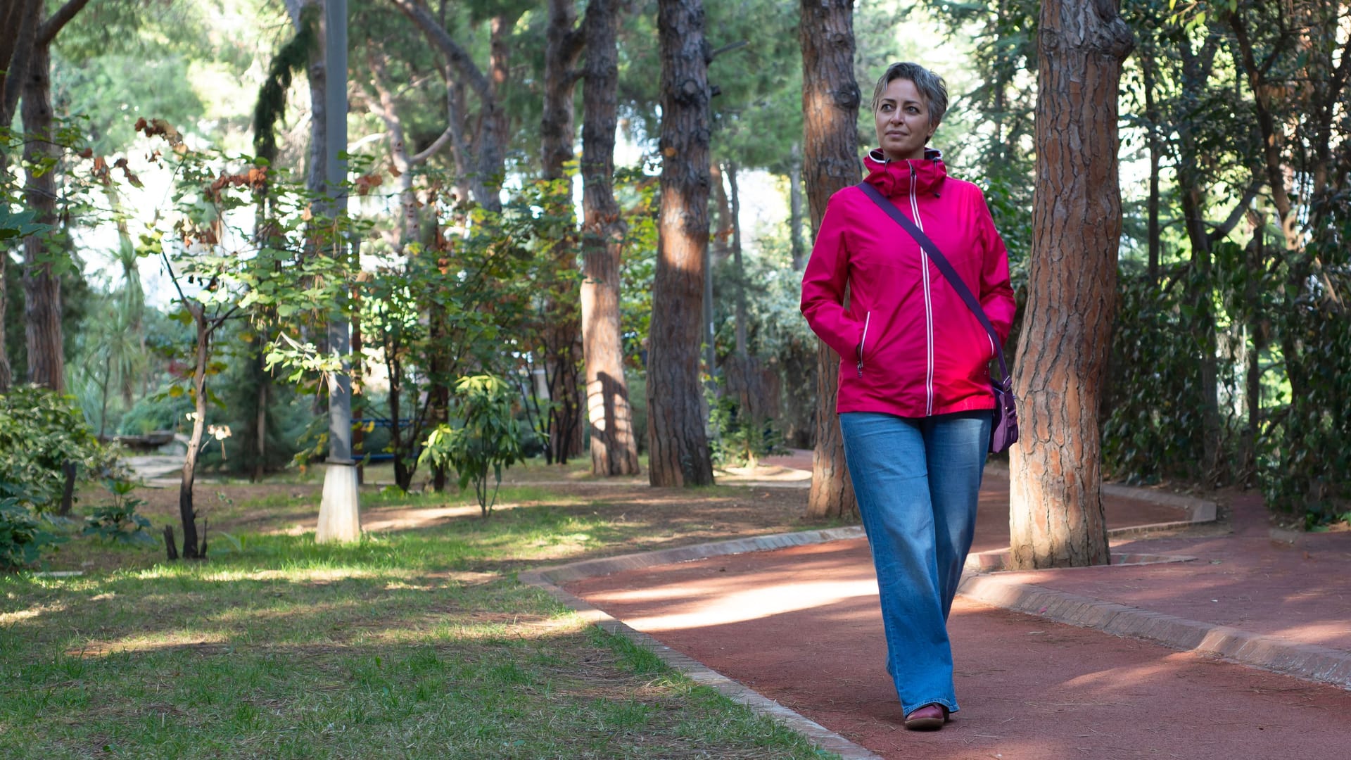 Spaziergang im Park: Schon 15 Minuten am Tag haben eine große Wirkung für die Gesundheit.
