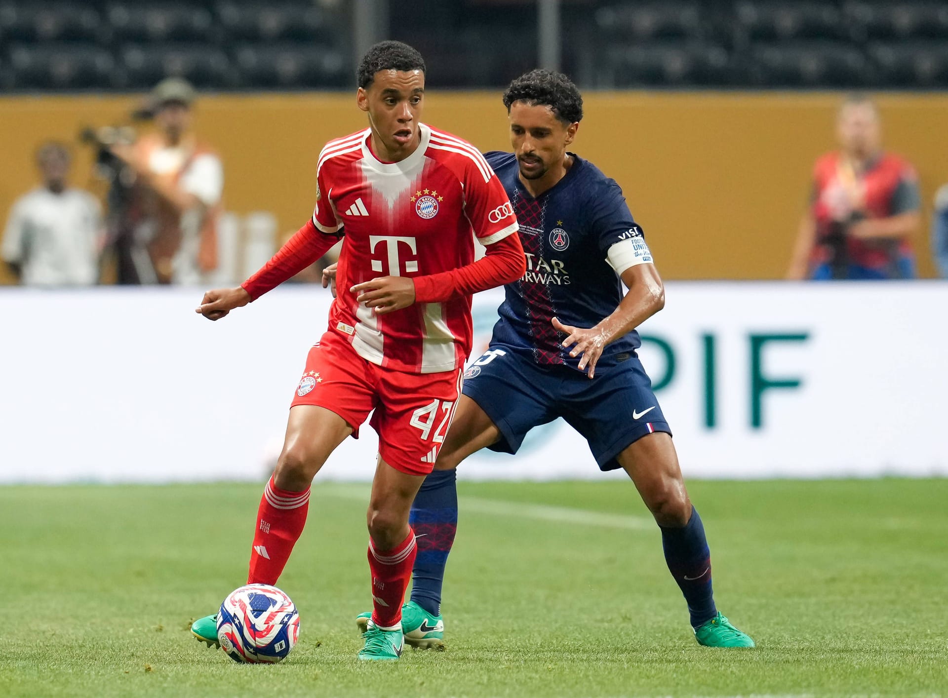 Jamal Musiala: Rückte erstmals beim Turnier und seit insgesamt drei Monaten in die Startelf. An der Kombination vor Olises Rechtsschuss beteiligt (27.). Verpasste Pavlovićs Flanke und damit das 1:0 nur um eine Fußspitze (42.). Blieb mit einer schlimmen Schock-Szene am Boden liegen und wurde mit Trage abtransportiert. Das sah ganz übel aus. Note 3 Jamal Musiala: Rückte erstmals beim Turnier und seit insgesamt drei Monaten in die Startelf. An der Kombination vor Olises Rechtsschuss beteiligt (27.). Verpasste Pavlovićs Flanke und damit das 1:0 nur um eine Fußspitze (42.). Blieb mit einer schlimmen Schock-Szene am Boden liegen und wurde mit Trage abtransportiert. Das sah ganz übel aus. Note 3