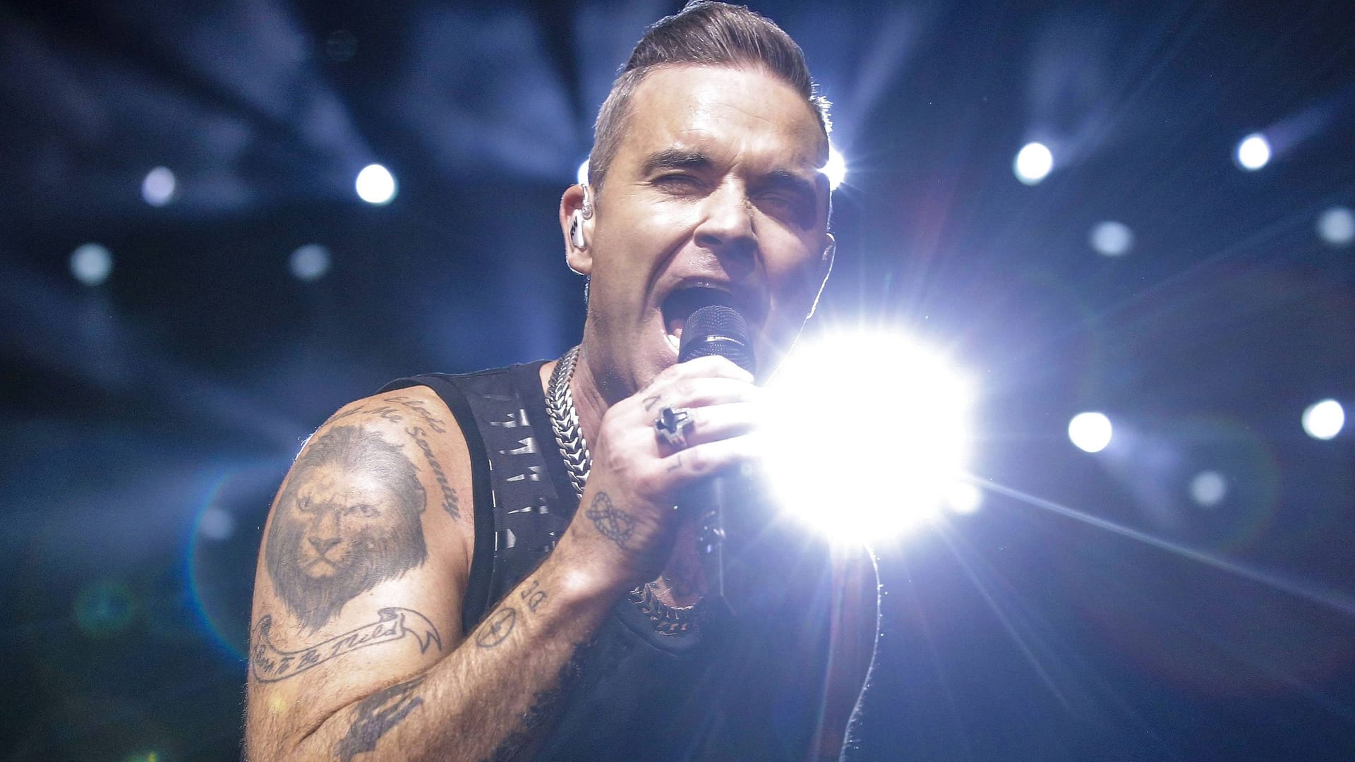 Robbie Williams bei einem Auftritt (Archivfoto): Wird sein München-Konzert zur pitschnassen Angelegenheit? Robbie Williams bei einem Auftritt (Archivfoto): Wird sein München-Konzert zur pitschnassen Angelegenheit?
