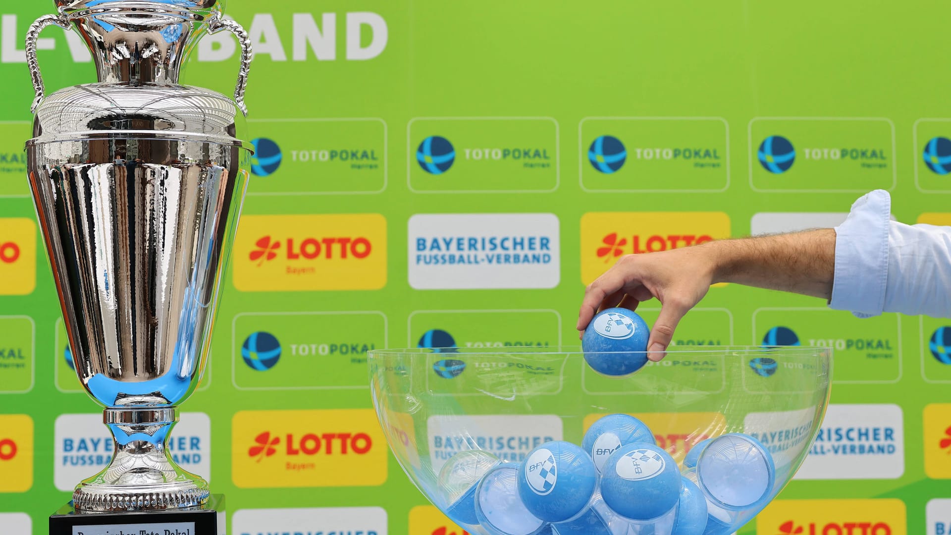 Auslosung im bayerischen Toto-Pokal (Archivbild): Auslosung im bayerischen Toto-Pokal (Archivbild):