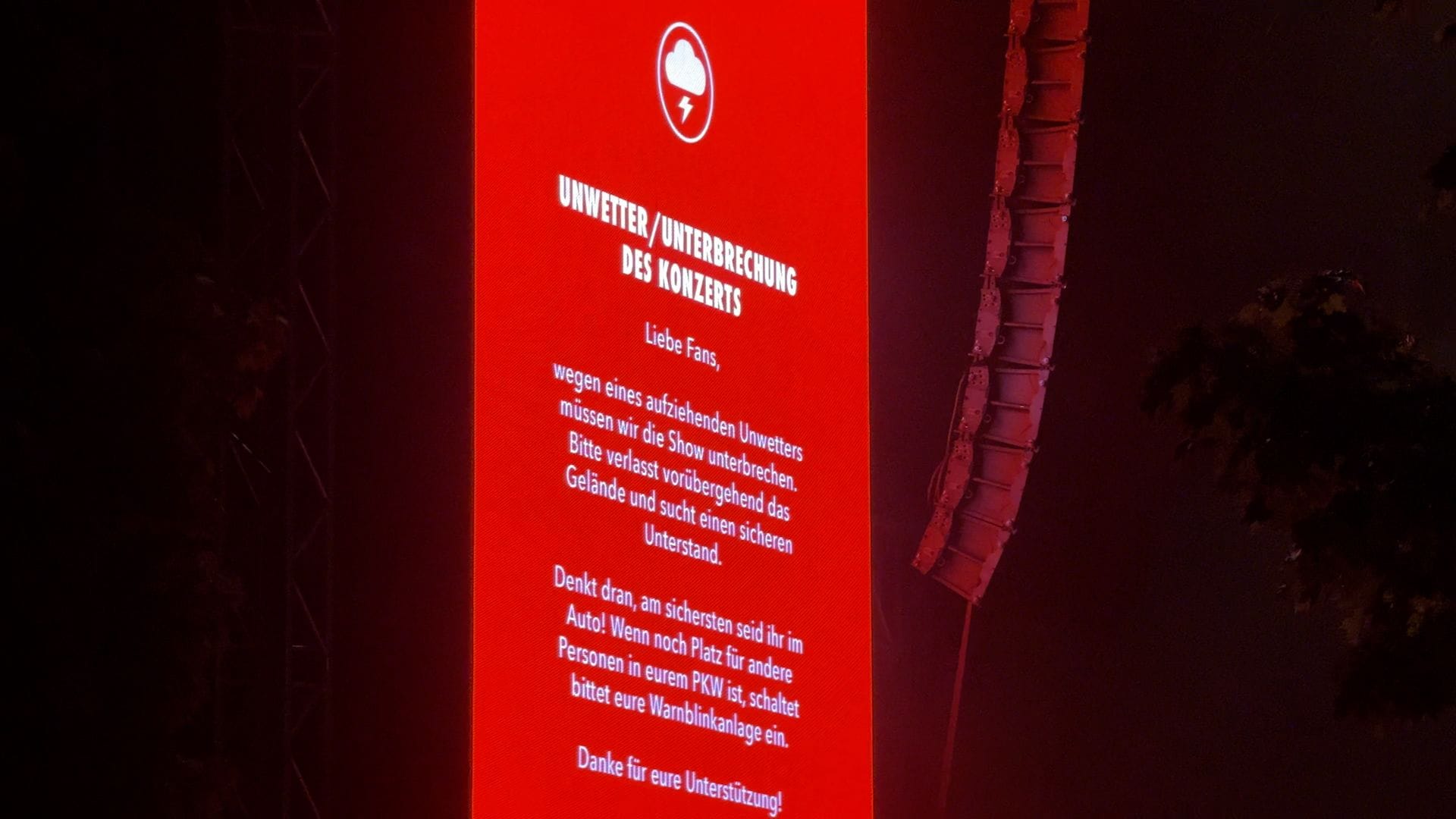 Die Warnung auf einem Bildschirm an der Bühne: Auch per Lautsprecher wurden die Fans gebeten, das Gelände zu verlassen.