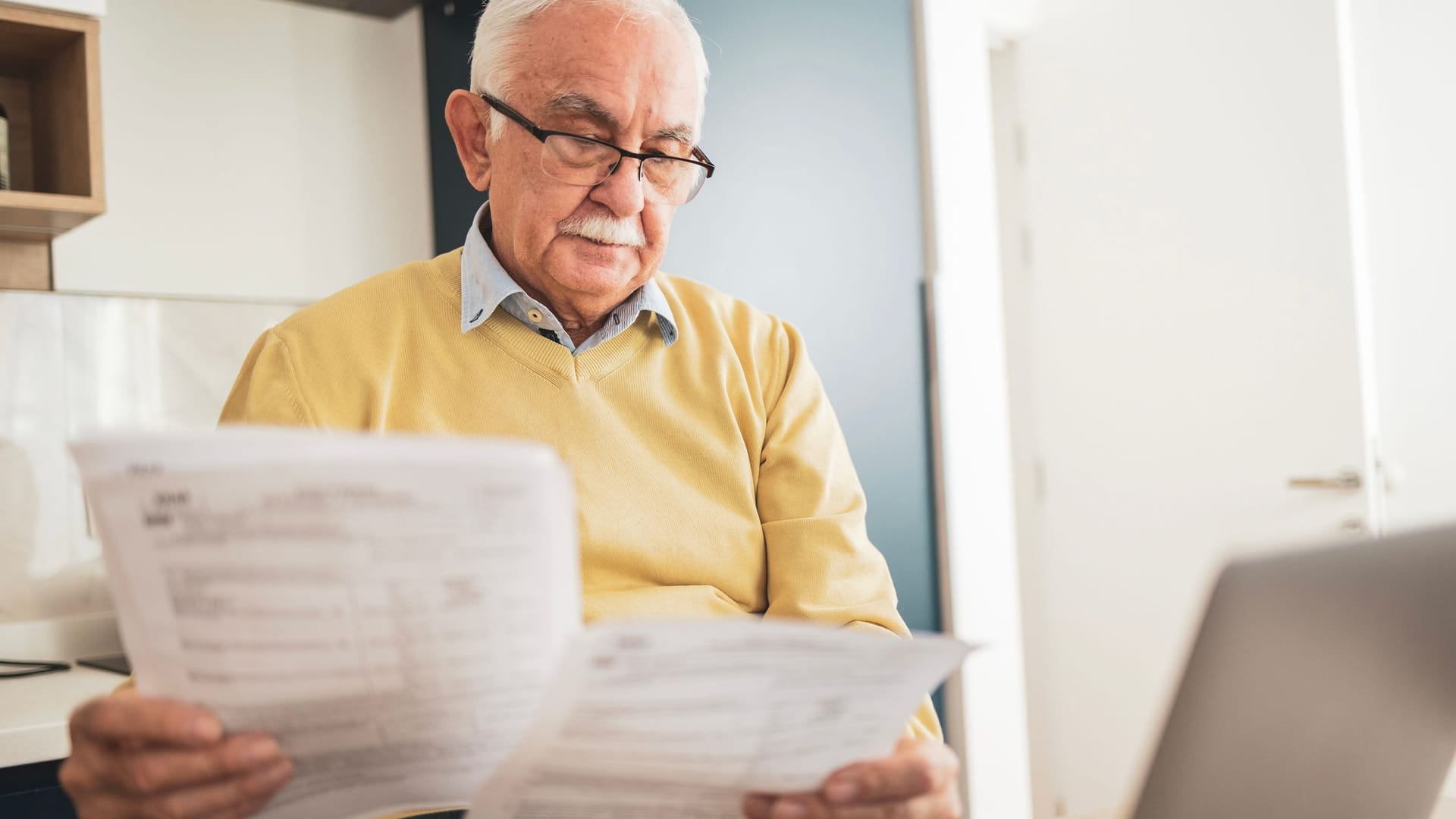 Rentner liest einen Bescheid: Im Dezember 2025 erhalten manche Rentner einen neuen Rentenbescheid. Rentner liest einen Bescheid: Im Dezember 2025 erhalten manche Rentner einen neuen Rentenbescheid.