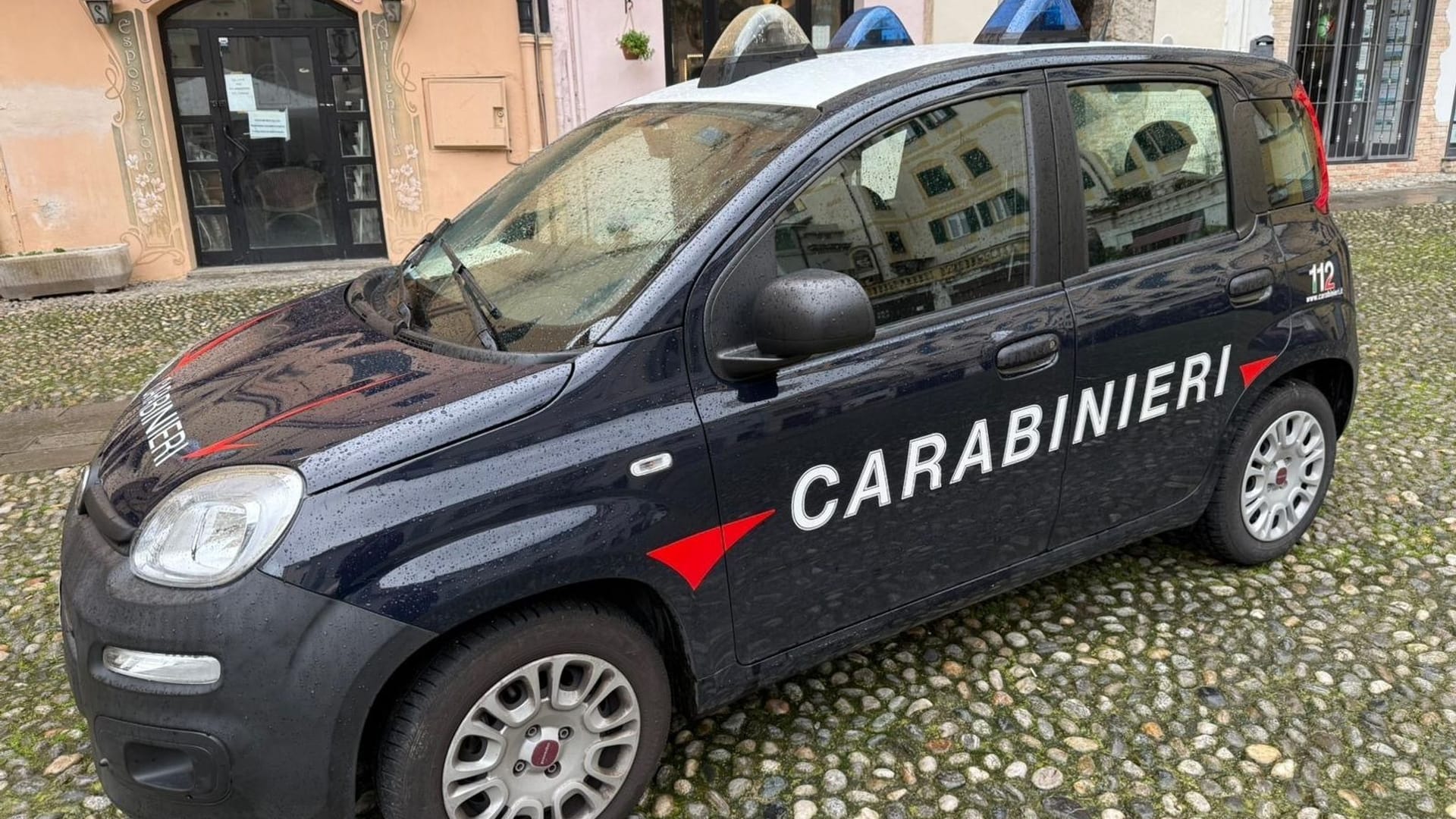Ein Fahrzeug der italienischen Carabinieri steht auf einem Platz. (Symbolbild)