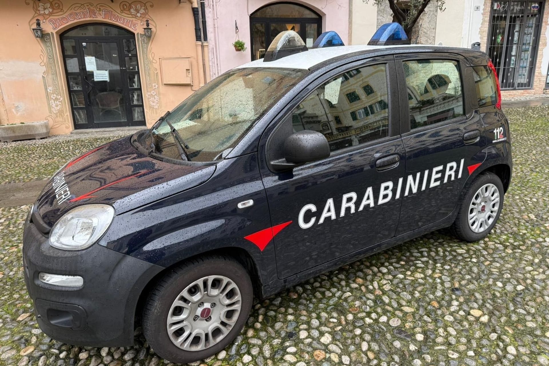 Ein Fahrzeug der italienischen Carabinieri steht auf einem Platz. (Symbolbild)