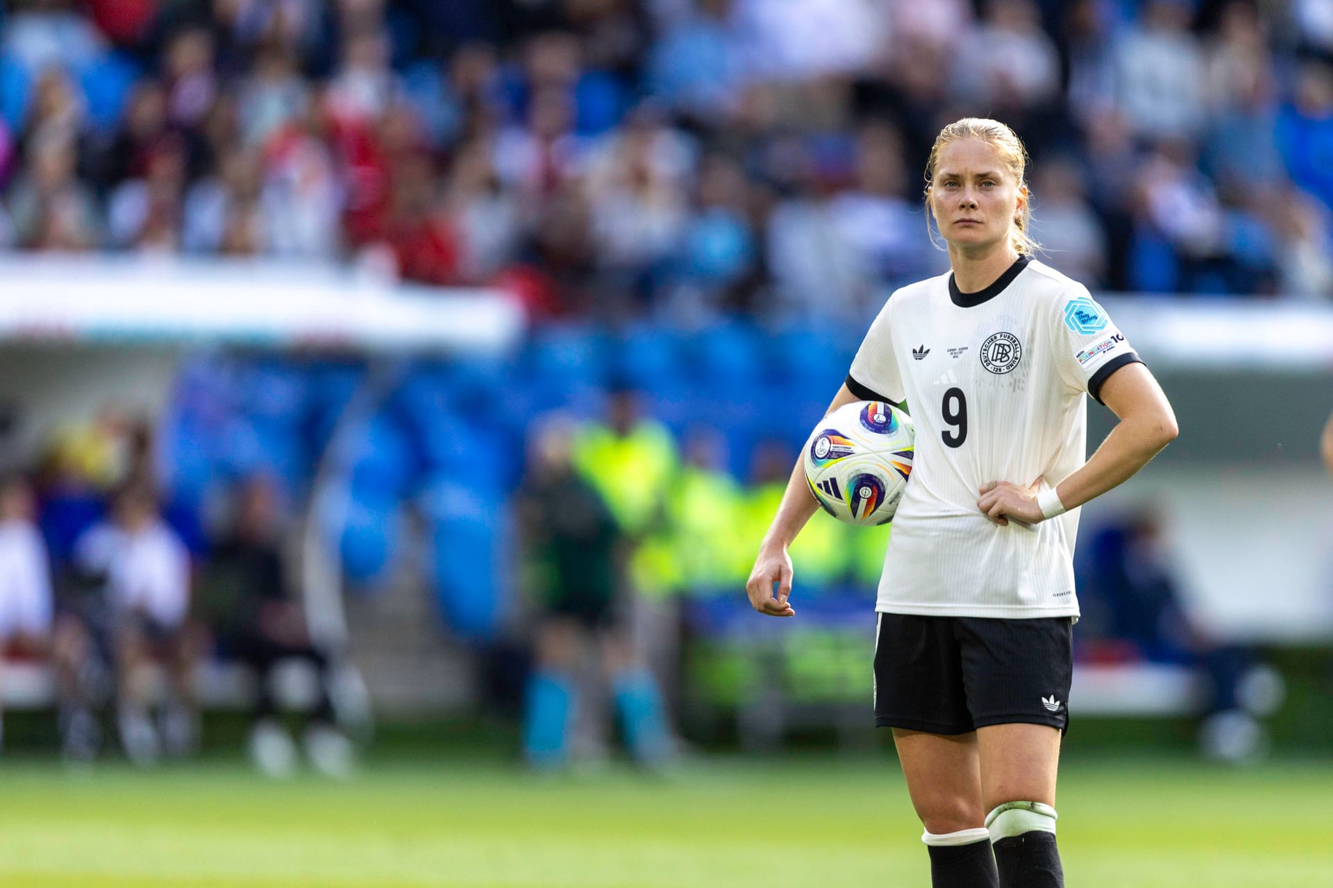 Sjoeke Nüsken: Zur Vizekapitänin ernannt, übernahm sie direkt mehr Verantwortung. Der Ruhepol stand beim vermeintlichen 1:0 aus deutscher Sicht zwar im Abseits. Trat später aber an den Punkt und brachte ihr Team zurück ins Spiel (1:1). Bekam im gegnerischen Aufbauspiel immer wieder den Fuß dazwischen und wusste ihren Körper sehr gut reinzustellen. Note 2 Sjoeke Nüsken: Zur Vizekapitänin ernannt, übernahm sie direkt mehr Verantwortung. Der Ruhepol stand beim vermeintlichen 1:0 aus deutscher Sicht zwar im Abseits. Trat später aber an den Punkt und brachte ihr Team zurück ins Spiel (1:1). Bekam im gegnerischen Aufbauspiel immer wieder den Fuß dazwischen und wusste ihren Körper sehr gut reinzustellen. Note 2