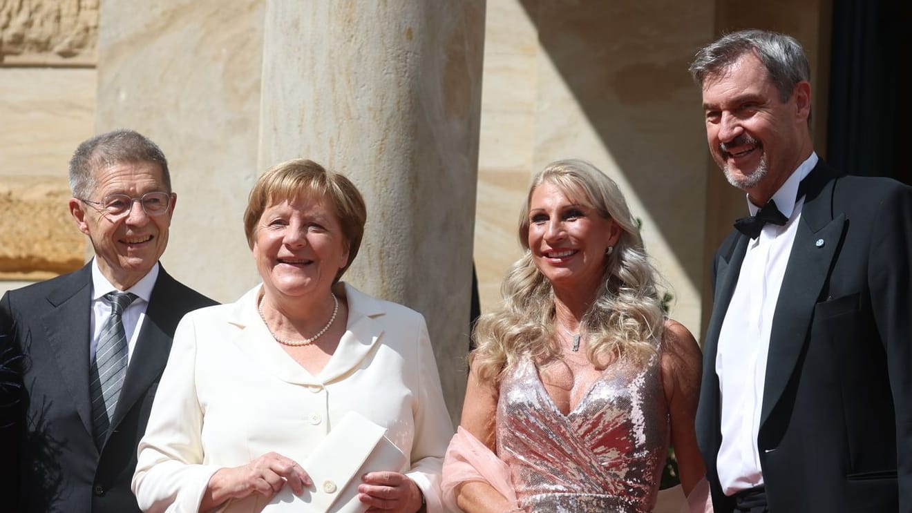 Richard-Wagner-Festspiele in Bayreuth: Joachim Sauer, Angela Merkel, Karin Baumüller-Söder und Markus Söder nehmen an der Eröffnung teil.