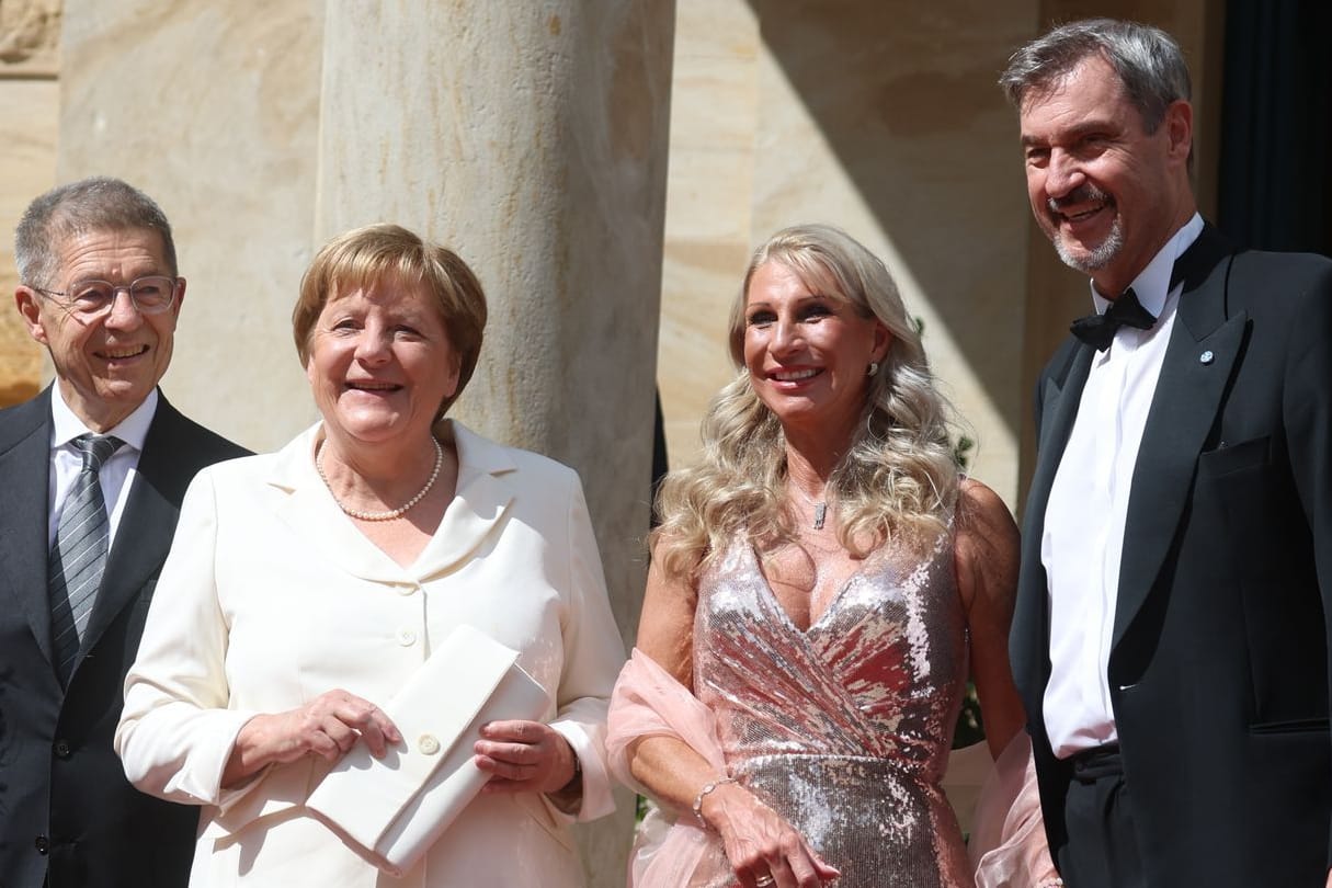 Richard-Wagner-Festspiele in Bayreuth: Joachim Sauer, Angela Merkel, Karin Baumüller-Söder und Markus Söder nehmen an der Eröffnung teil.