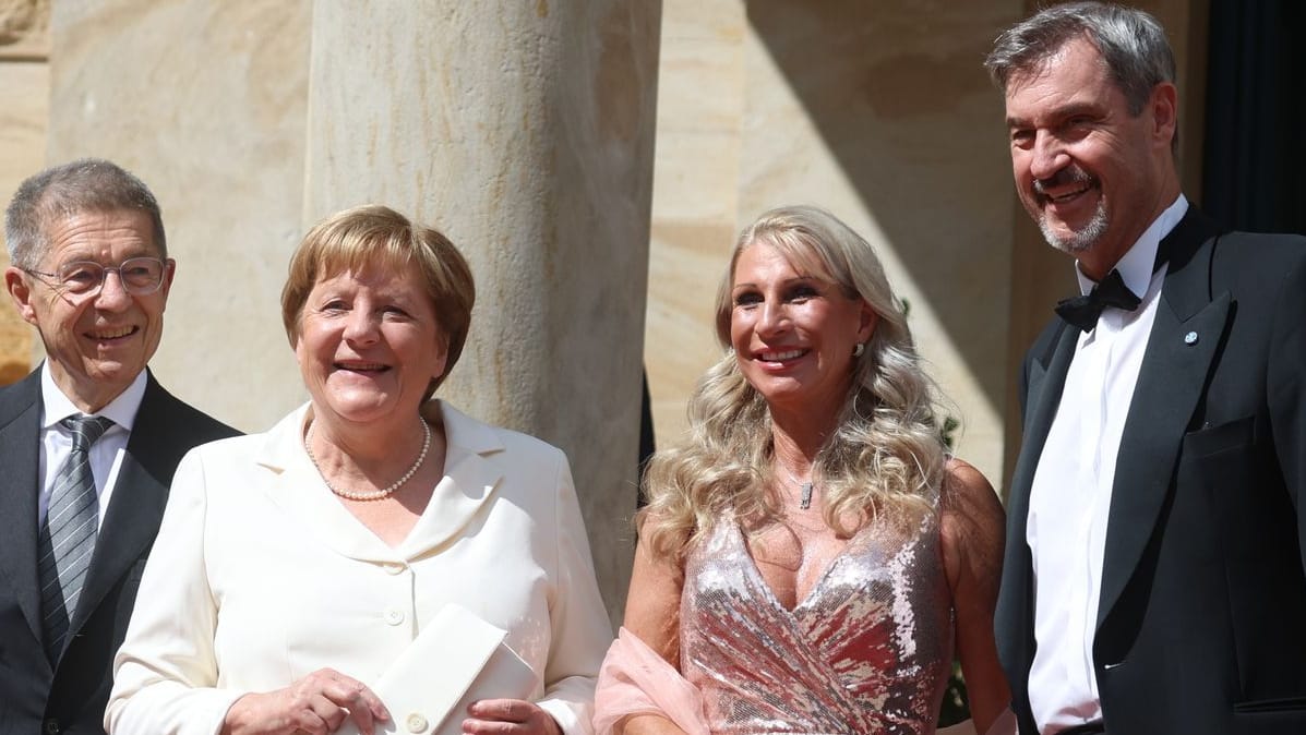Richard-Wagner-Festspiele in Bayreuth: Joachim Sauer, Angela Merkel, Karin Baumüller-Söder und Markus Söder nehmen an der Eröffnung teil.