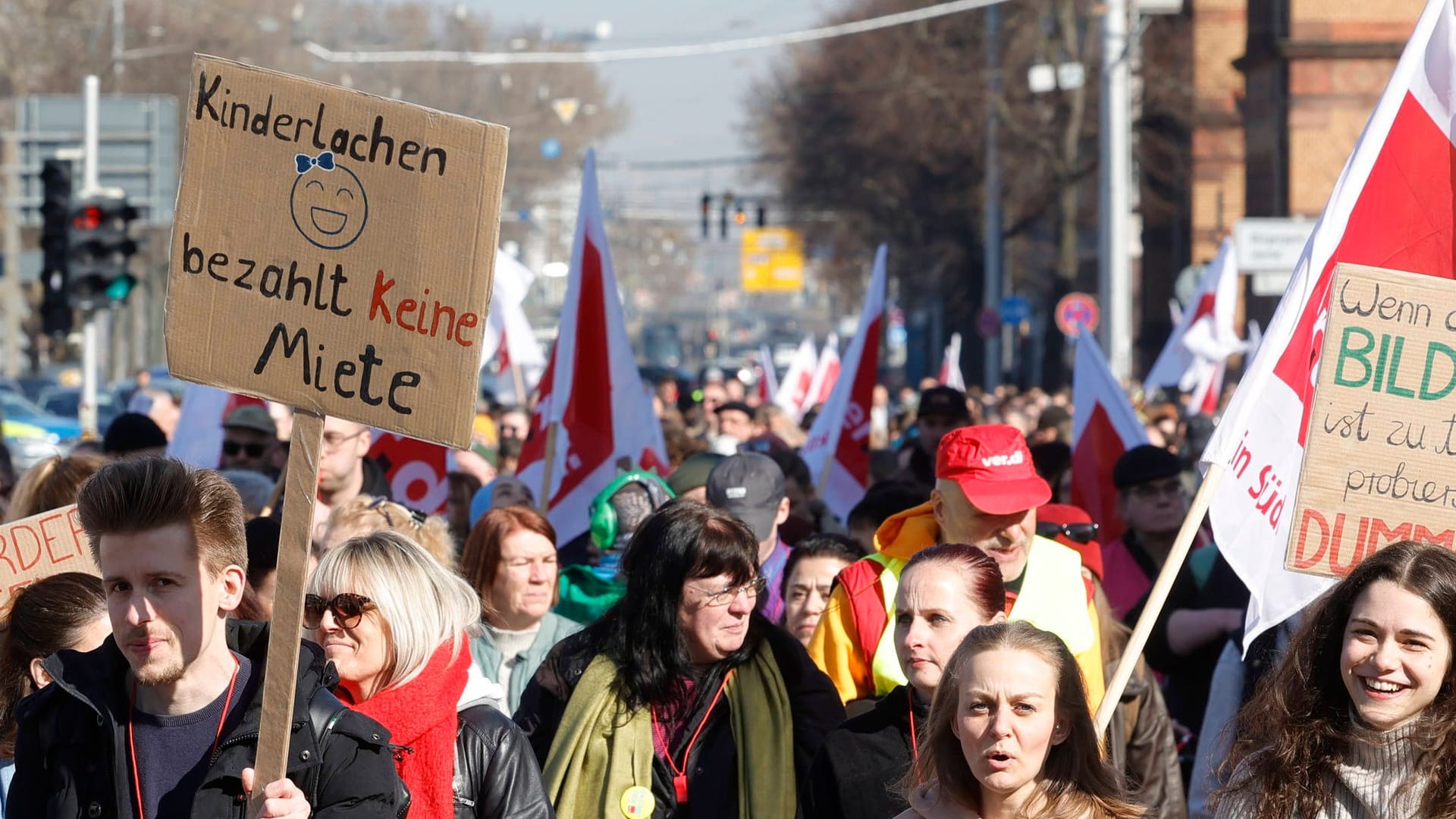 Warnstreik von Arbeitern im Sozial- und Erziehungsdienst (Symbolbild): Für den Linken Abgeordneten Dietmar Bartsch bedeuten alle Gehälter unter 20 Euro die Stunde ein Armutsrisiko im Alter.