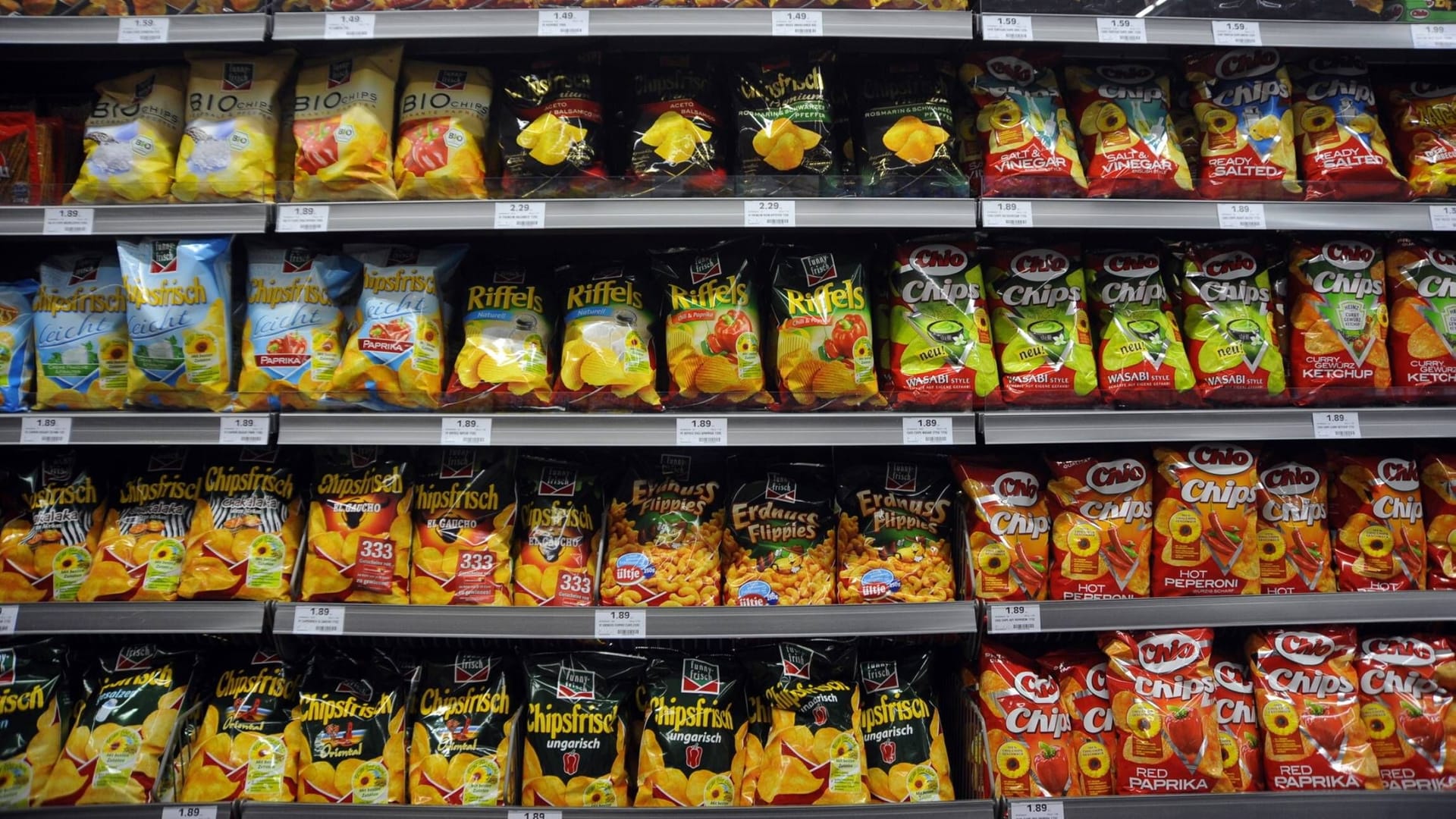 Chipsregal im Supermarkt: Die "Erdnuss Flippies" von Funny Frisch befinden sich in der zweiten Reihe von unten.