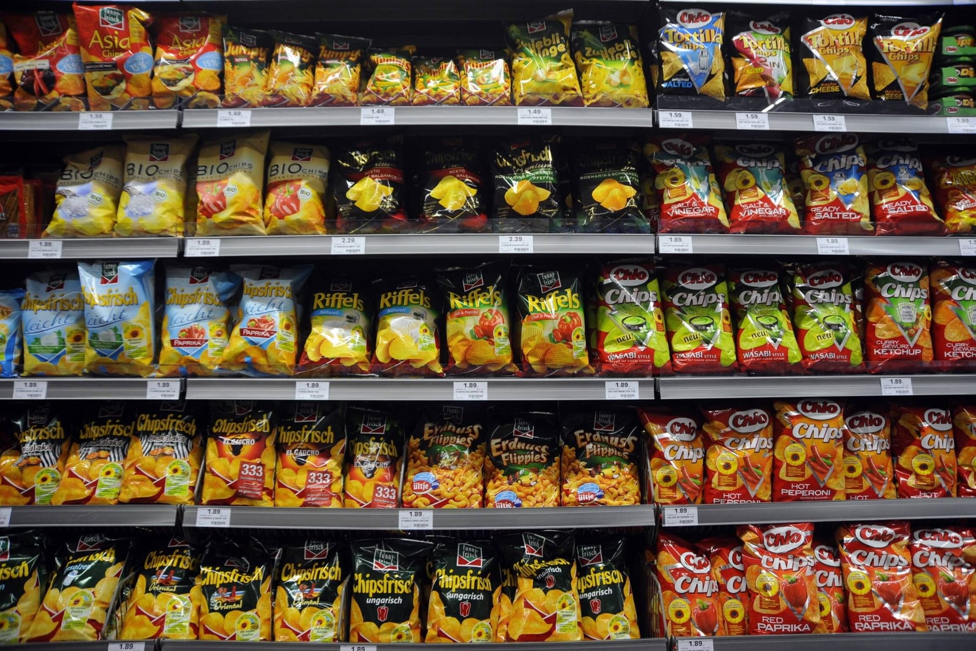 Chipsregal im Supermarkt: Die "Erdnuss Flippies" von Funny Frisch befinden sich in der zweiten Reihe von unten.