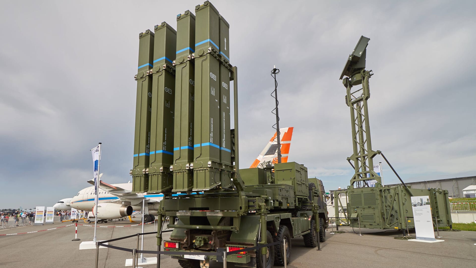 IRIS-T SLS System auf einer Ausstellung.