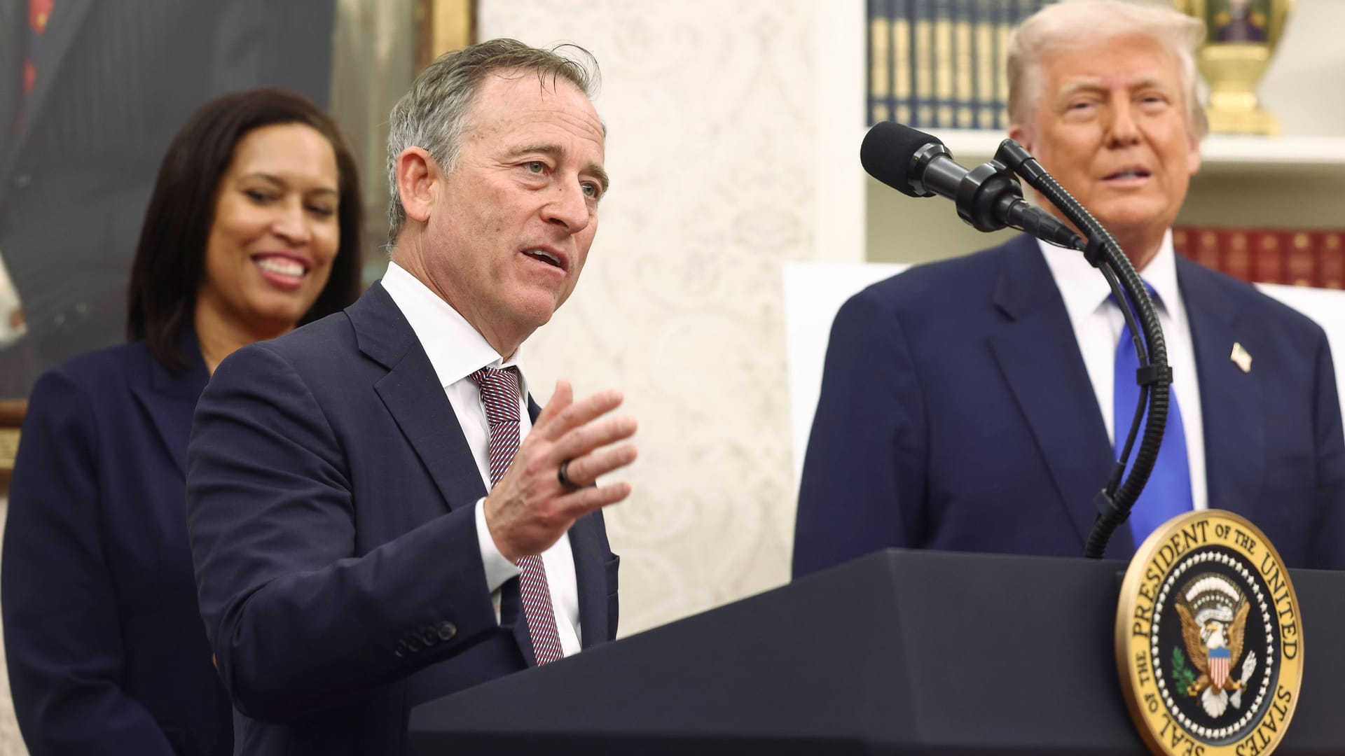 Josh Harris, Eigentümer der Washington Commanders, steht neben Trump im Oval Office.