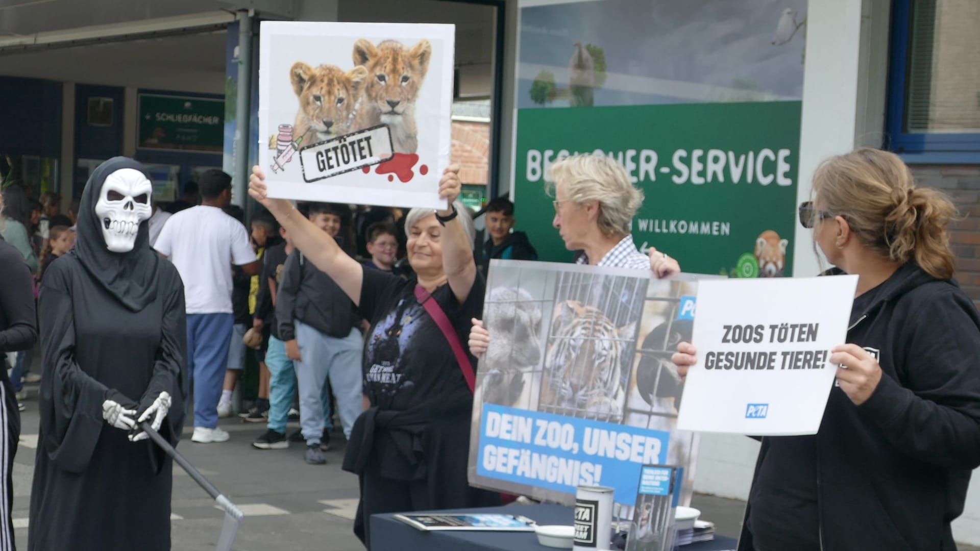 Aktivisten von Peta demonstrieren vor dem Kölner Zoo.