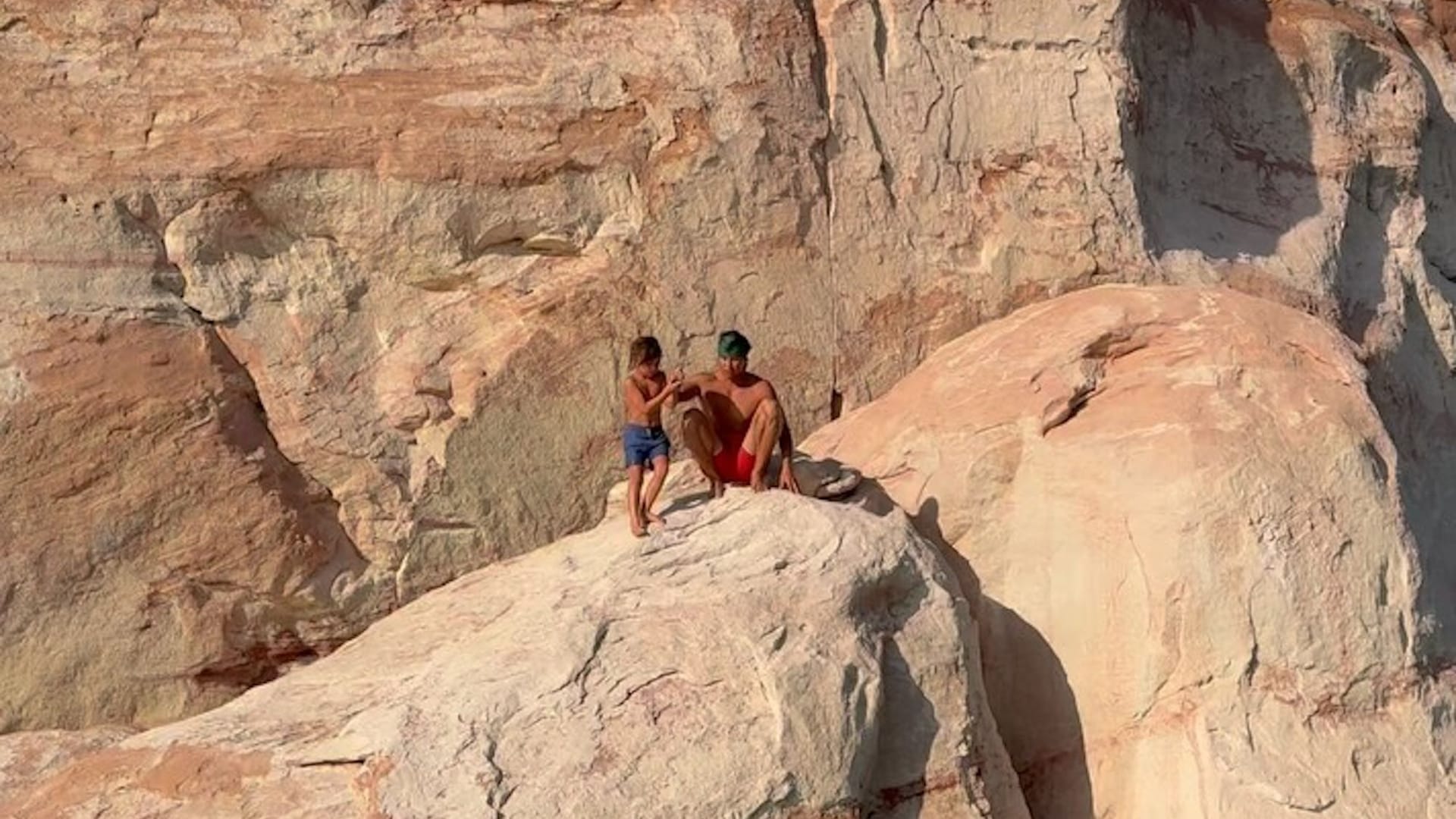 Garret Gee und sein Sohn stehen an einer Klippe. Kurze Zeit später wird das Kind ins Wasser geschubst.