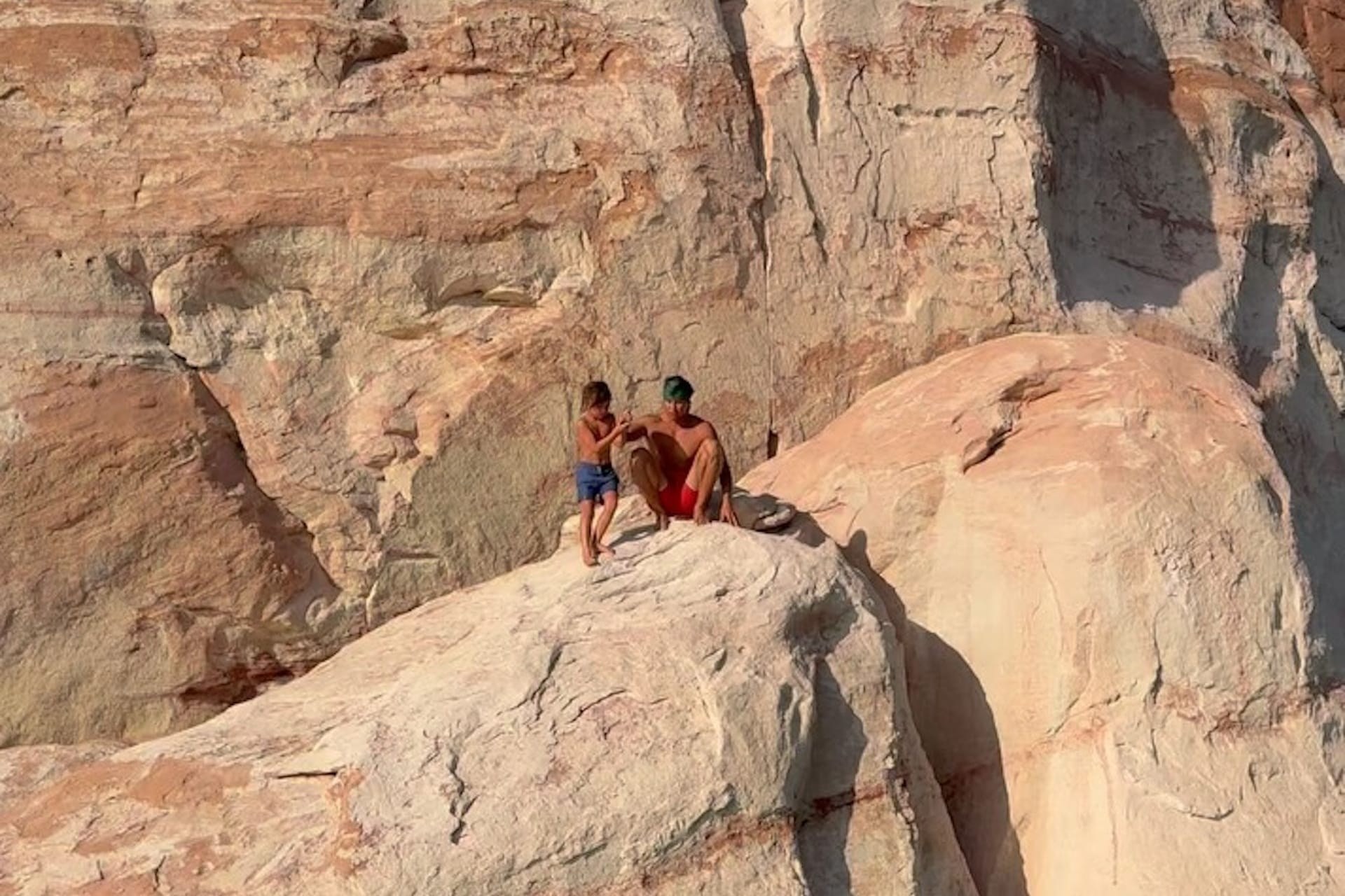 Garret Gee und sein Sohn stehen an einer Klippe. Kurze Zeit später wird das Kind ins Wasser geschubst.