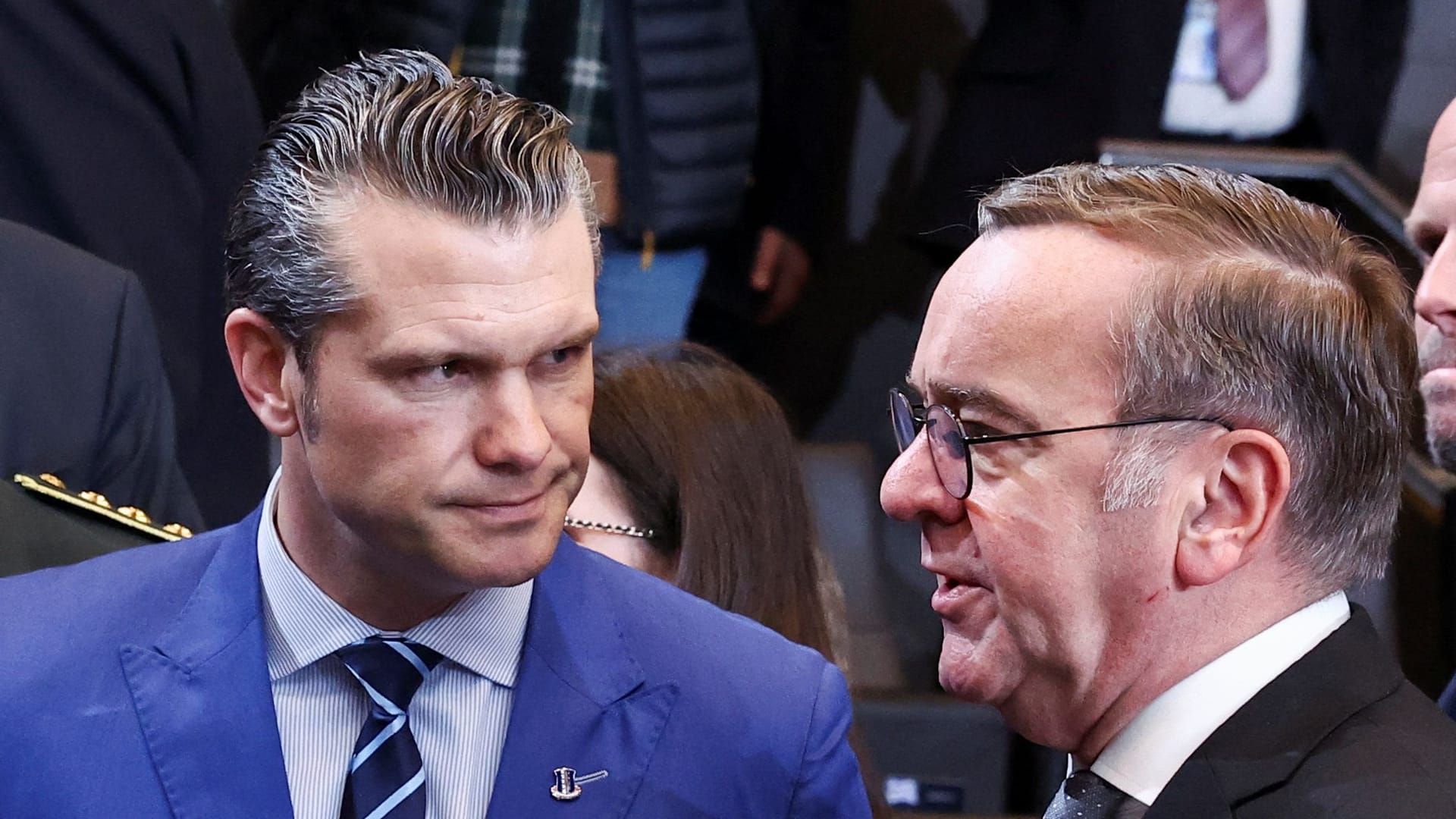 US-Verteidigungsminister Pete Hegseth und Bundesverteidigungsminister Boris Pistorius beim Nato-Treffen in Brüssel: "Sogar Deutschland" zahlt jetzt mehr.